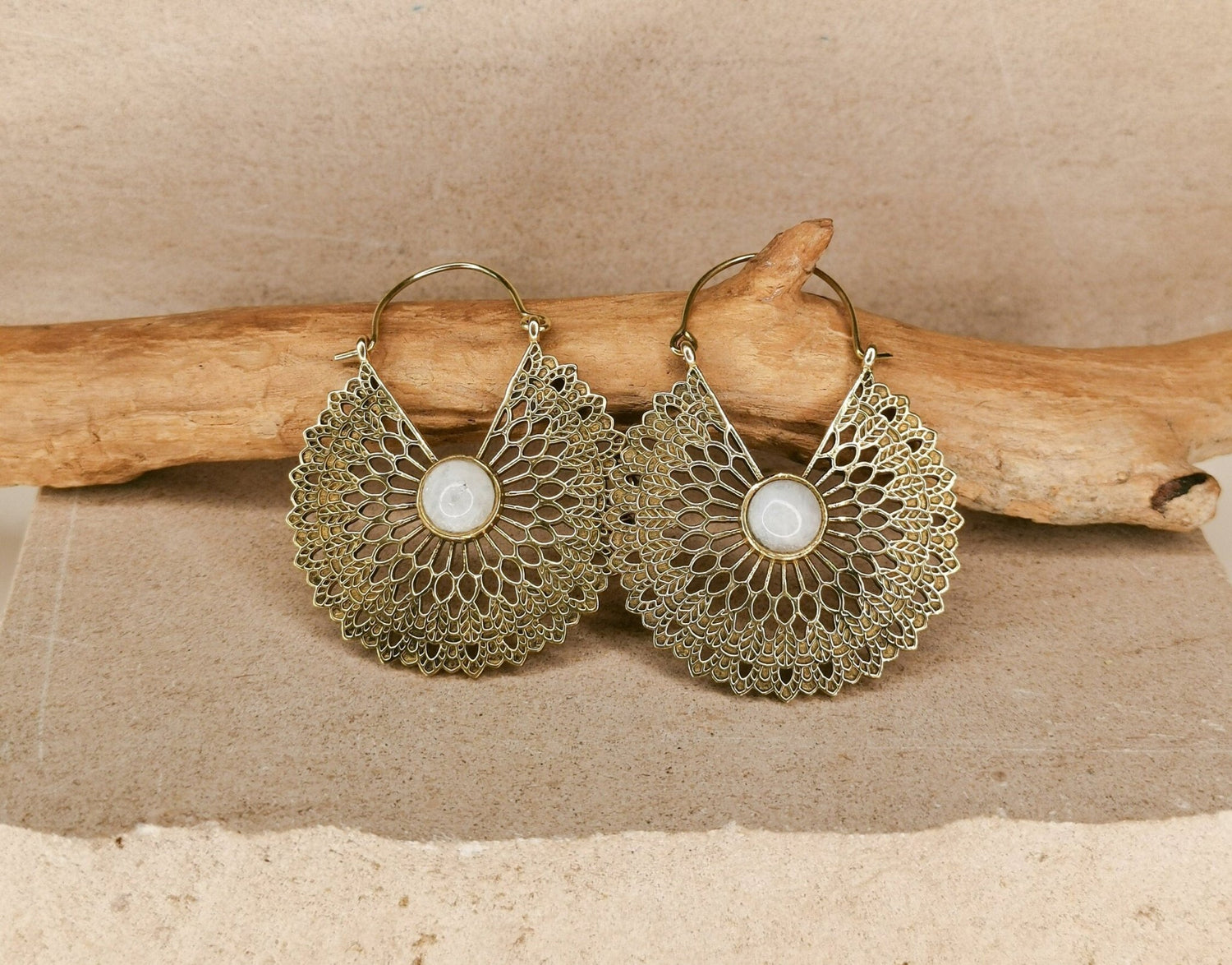 Mondstein Ohrringe, Mandala Ohrringe aus Messing, Boho Ohrringe, Statement Hippie Ohrringe - CocosyBerlin