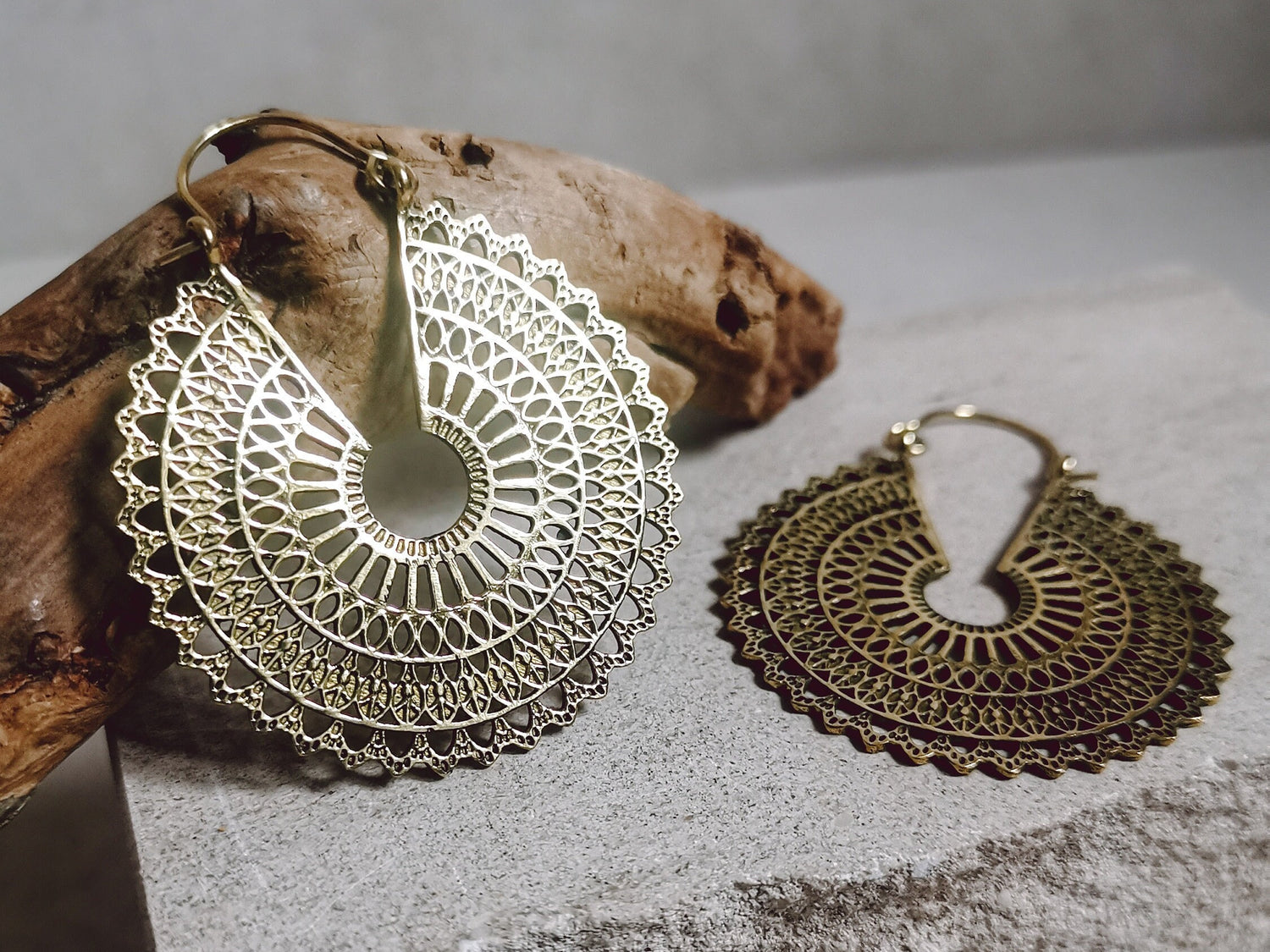 Boucles d'oreilles mandala en laiton, boucles d'oreilles tribales dorées, boucles d'oreilles statement en or, boucles d'oreilles bohèmes, bijoux hippies, boucles d'oreilles ethniques