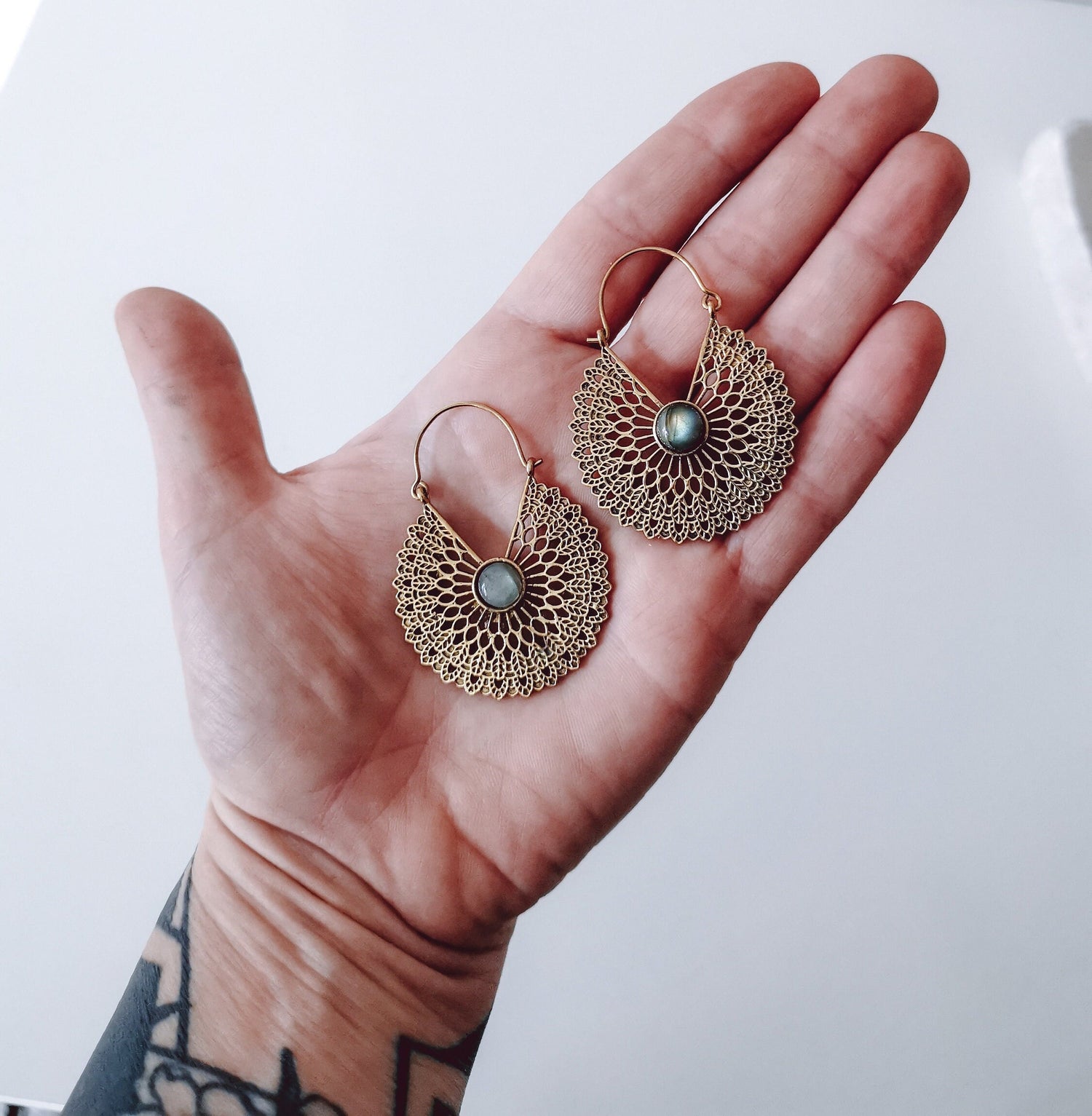 Boucles d'oreilles avec pierres précieuses en labradorite, boucles d'oreilles Mandala, boucles d'oreilles en labradorite en or, boucles d'oreilles Boho