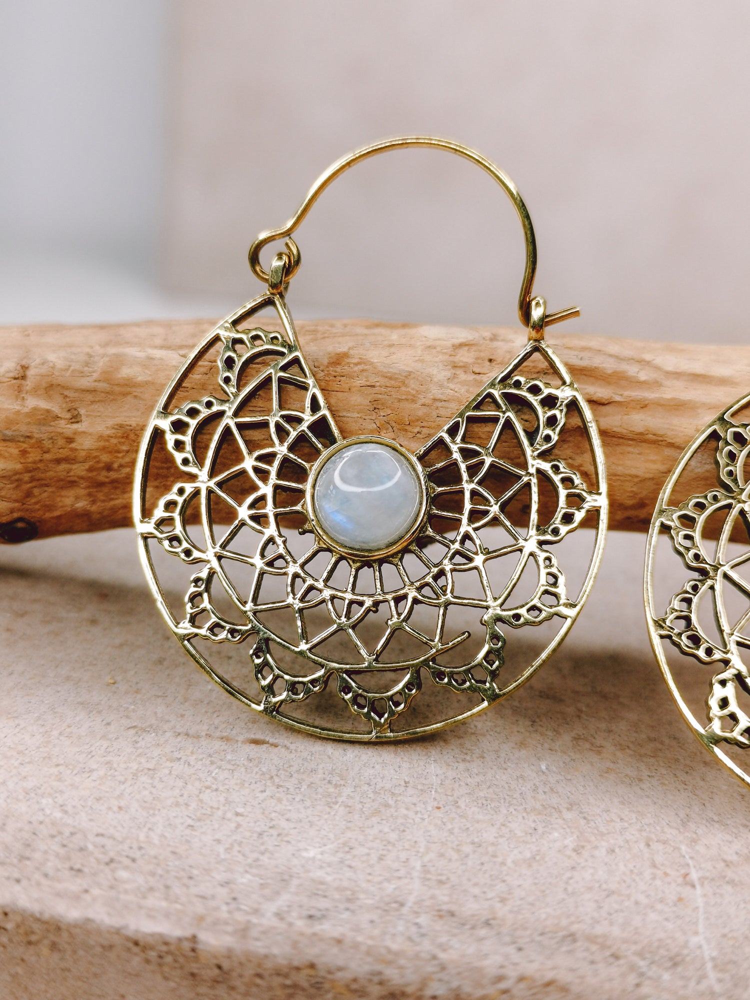 Boucles d'oreilles mandala avec pierre de lune, boucles d'oreilles tribales bohèmes dorées, boucles d'oreilles hippie en laiton doré avec pierres précieuses