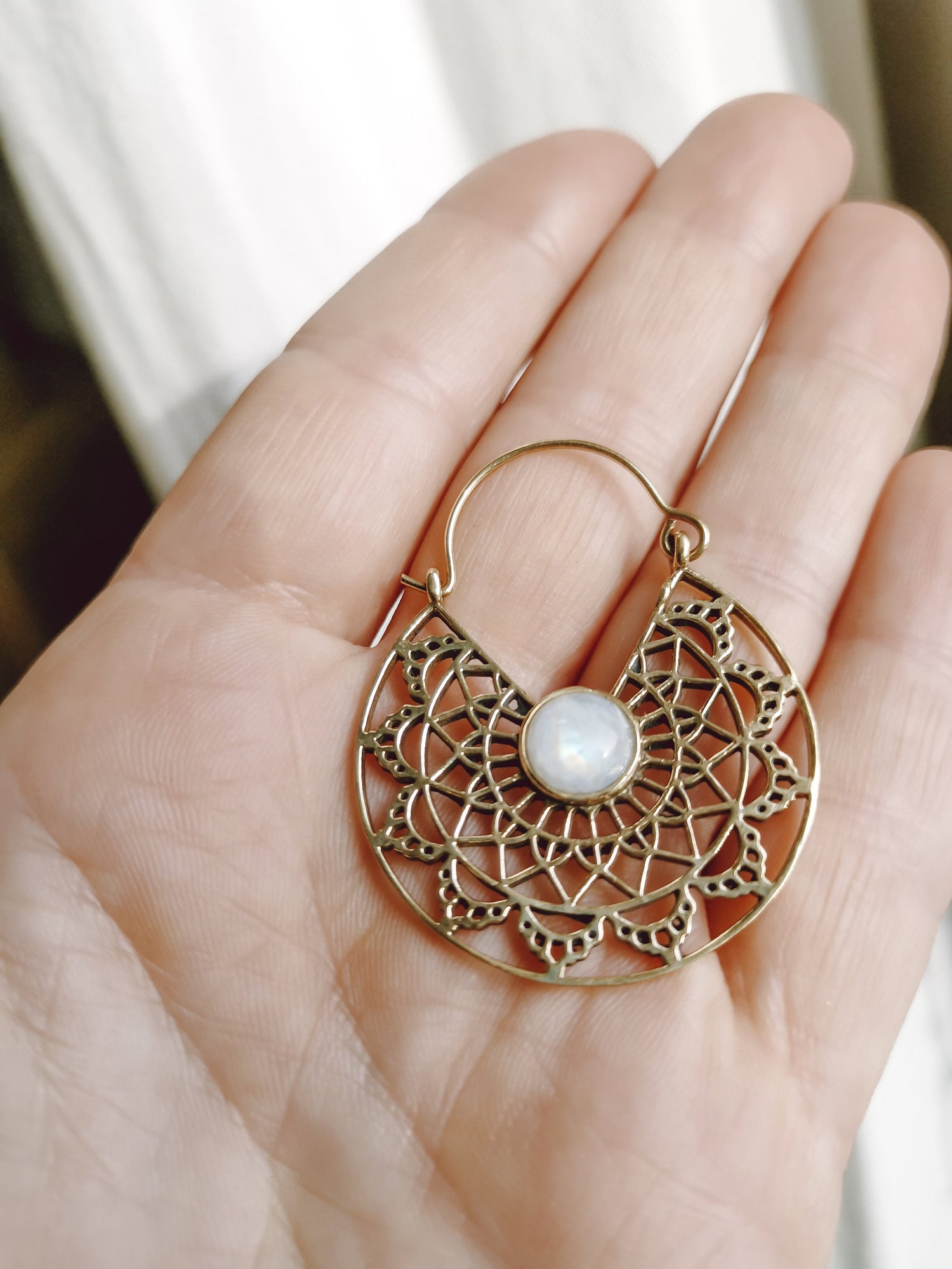 Boucles d'oreilles mandala avec pierre de lune, boucles d'oreilles tribales bohèmes dorées, boucles d'oreilles hippie en laiton doré avec pierres précieuses