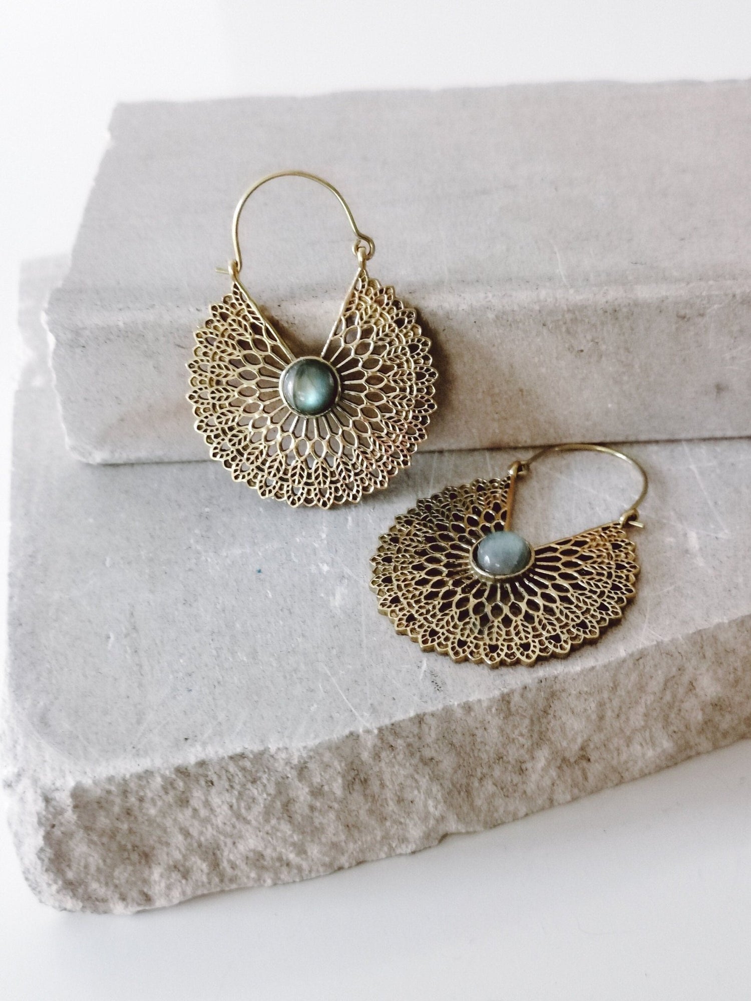 Ohrringe mit Labradorit Edelsteinen, Mandala Ohrringe, Labradorit Ohrringe Gold, Boho Ohrringe - CocosyBerlin