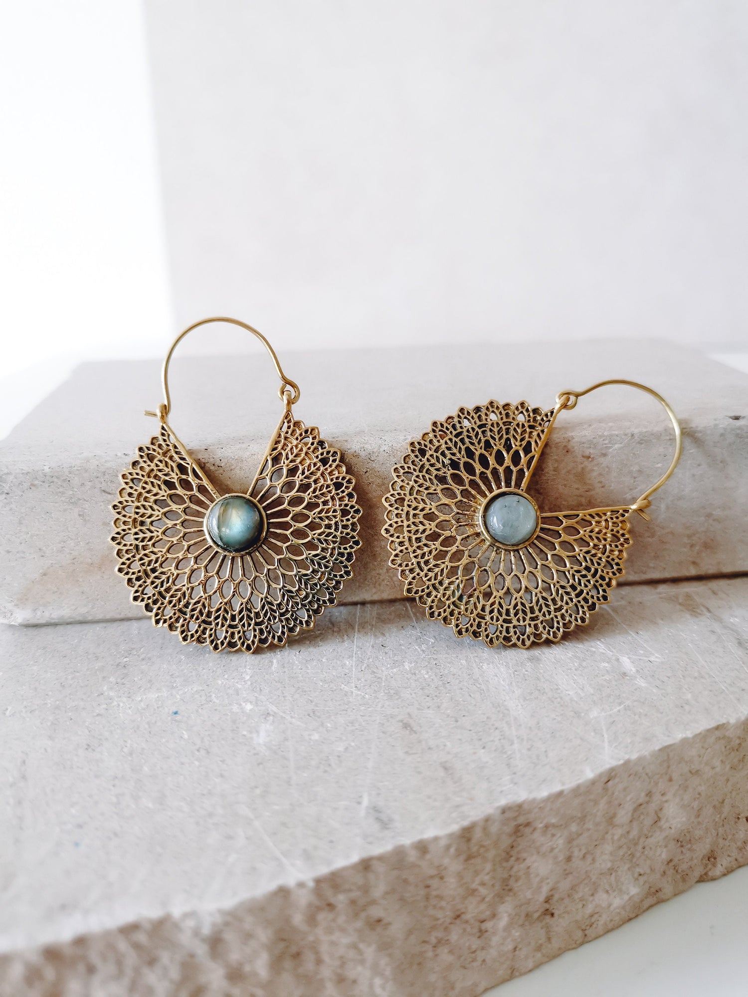 Boucles d'oreilles avec pierres précieuses en labradorite, boucles d'oreilles Mandala, boucles d'oreilles en labradorite en or, boucles d'oreilles Boho