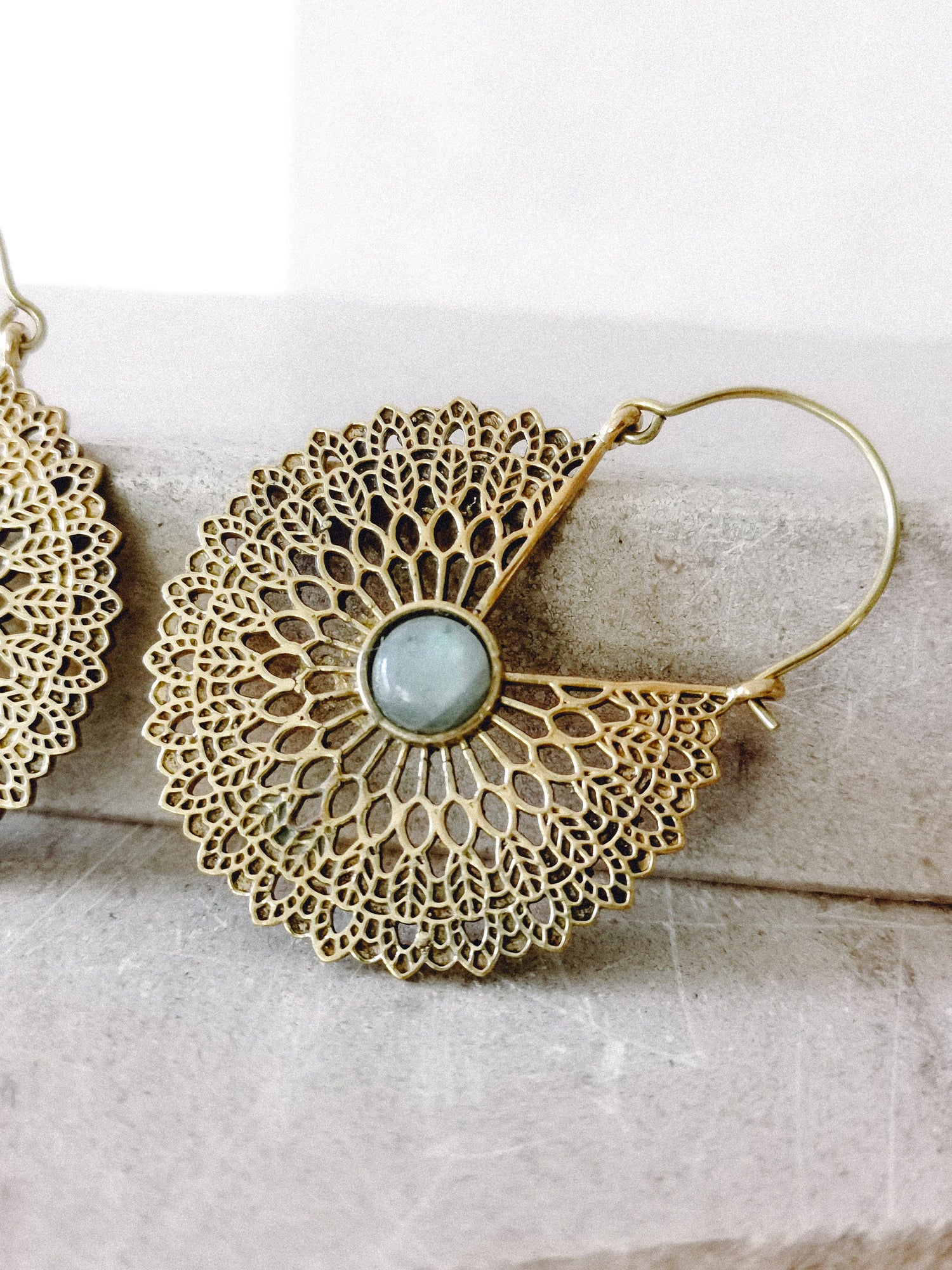 Boucles d'oreilles avec pierres précieuses en labradorite, boucles d'oreilles Mandala, boucles d'oreilles en labradorite en or, boucles d'oreilles Boho