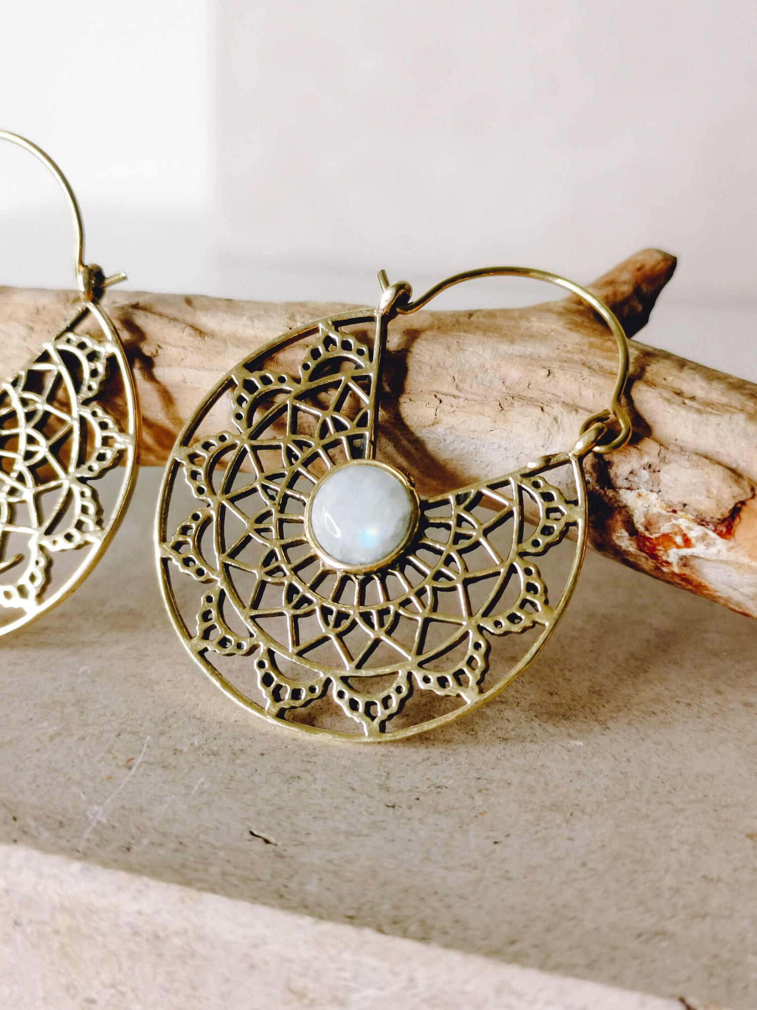 Boucles d'oreilles mandala avec pierre de lune, boucles d'oreilles tribales bohèmes dorées, boucles d'oreilles hippie en laiton doré avec pierres précieuses