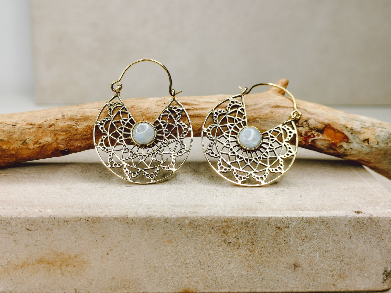 Boucles d'oreilles mandala avec pierre de lune, boucles d'oreilles tribales bohèmes dorées, boucles d'oreilles hippie en laiton doré avec pierres précieuses