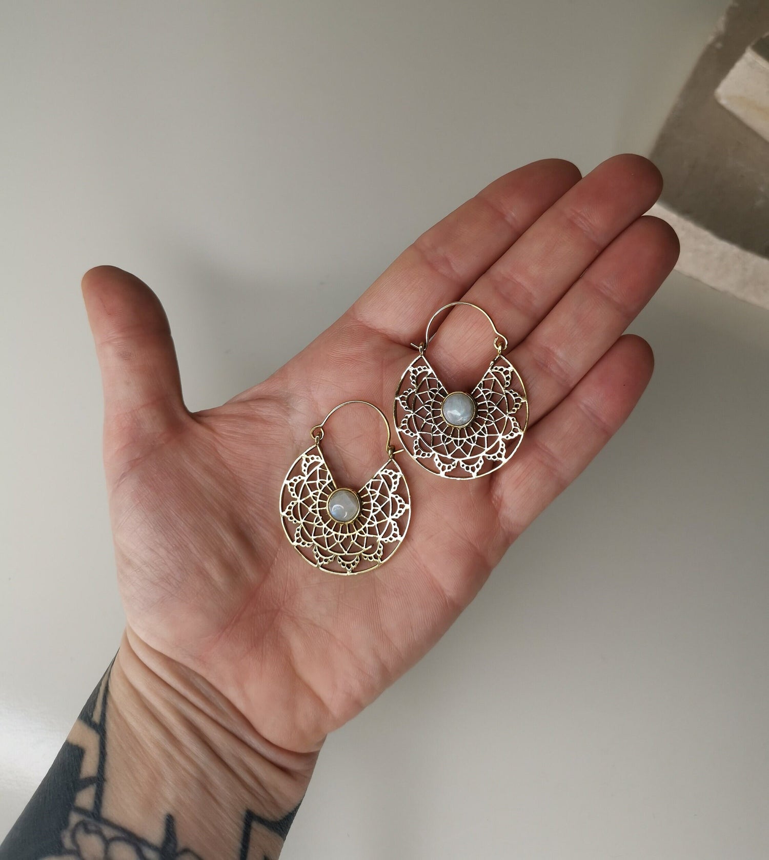 Boucles d'oreilles mandala avec pierre de lune, boucles d'oreilles tribales bohèmes dorées, boucles d'oreilles hippie en laiton doré avec pierres précieuses
