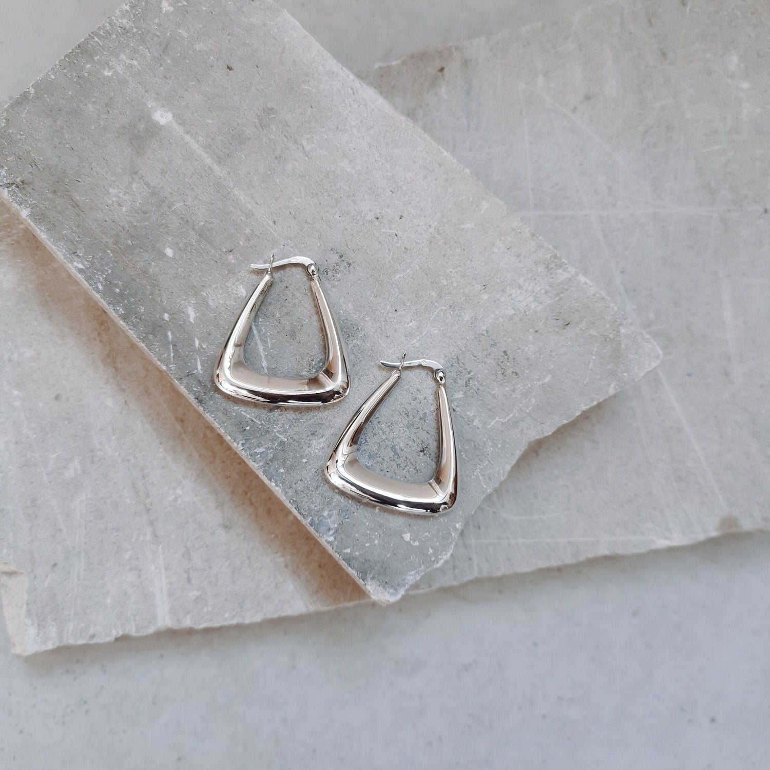 Sterling Silber Creolen Trapez Form, Geometrische Dreieckige Creolen, Minimalistisch Ohrringe aus Silber 925 - CocosyBerlin