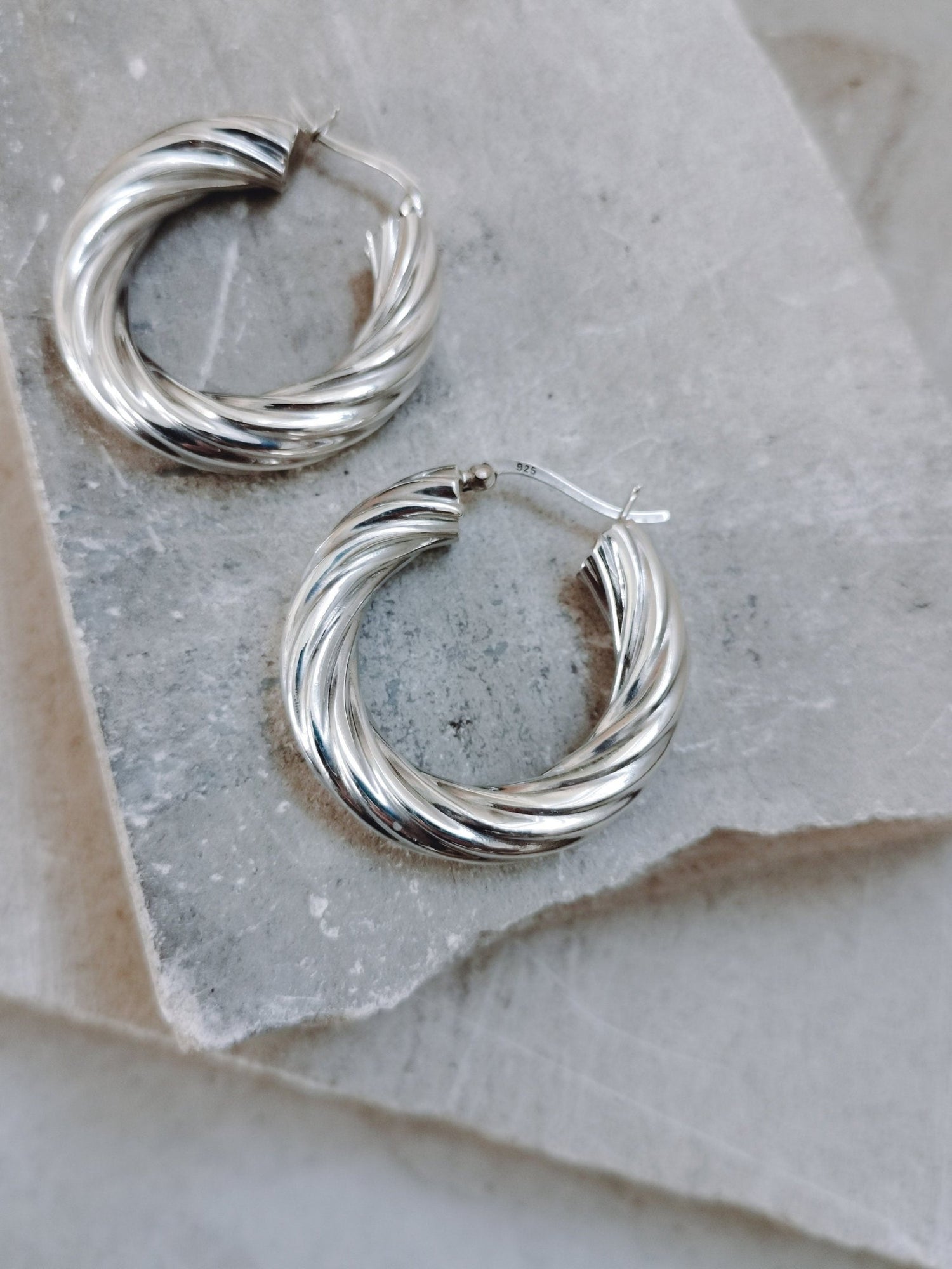 Twist Chunky Silber 925 Creolen, Statement Ohrringe aus Sterling Silber, Breite massive Creolen 35 mm - CocosyBerlin