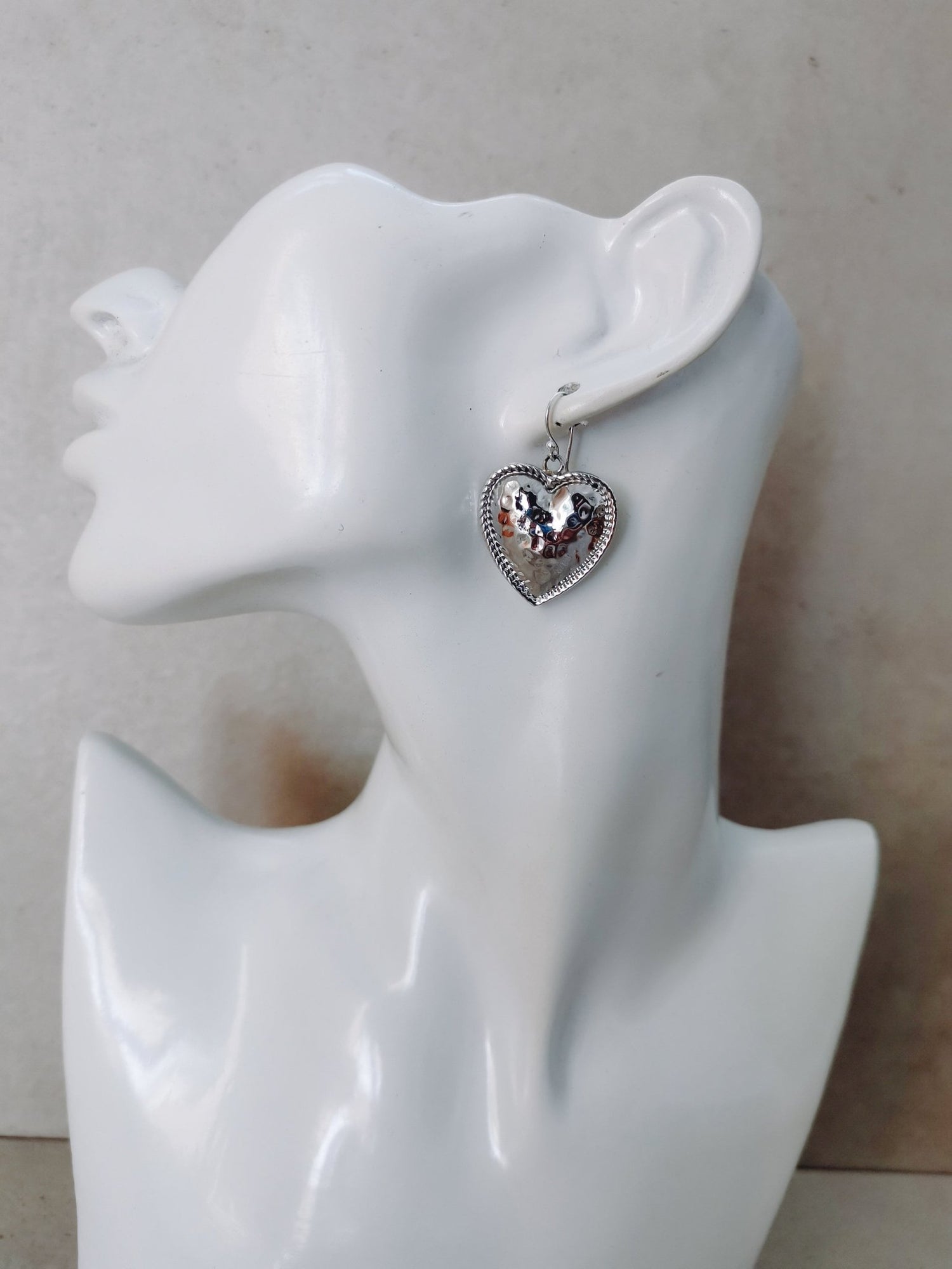 Sterling Silber Herz Ohrringe, 925 Silber Ohrringe mit Herzanhänger gehämmert, herzförmige Ohrringe aus Sterlin Silber - CocosyBerlin