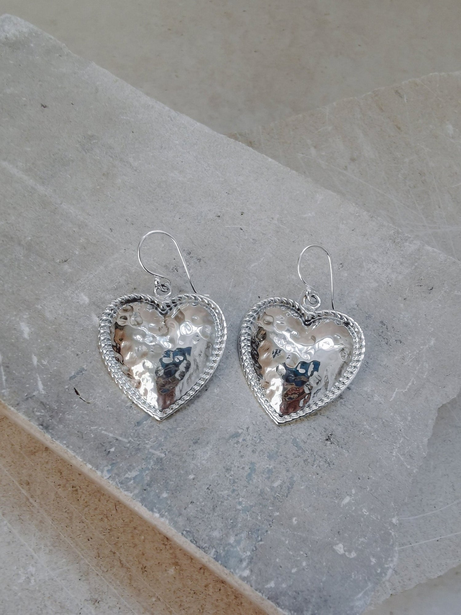 Sterling Silber Herz Ohrringe, 925 Silber Ohrringe mit Herzanhänger gehämmert, herzförmige Ohrringe aus Sterlin Silber - CocosyBerlin