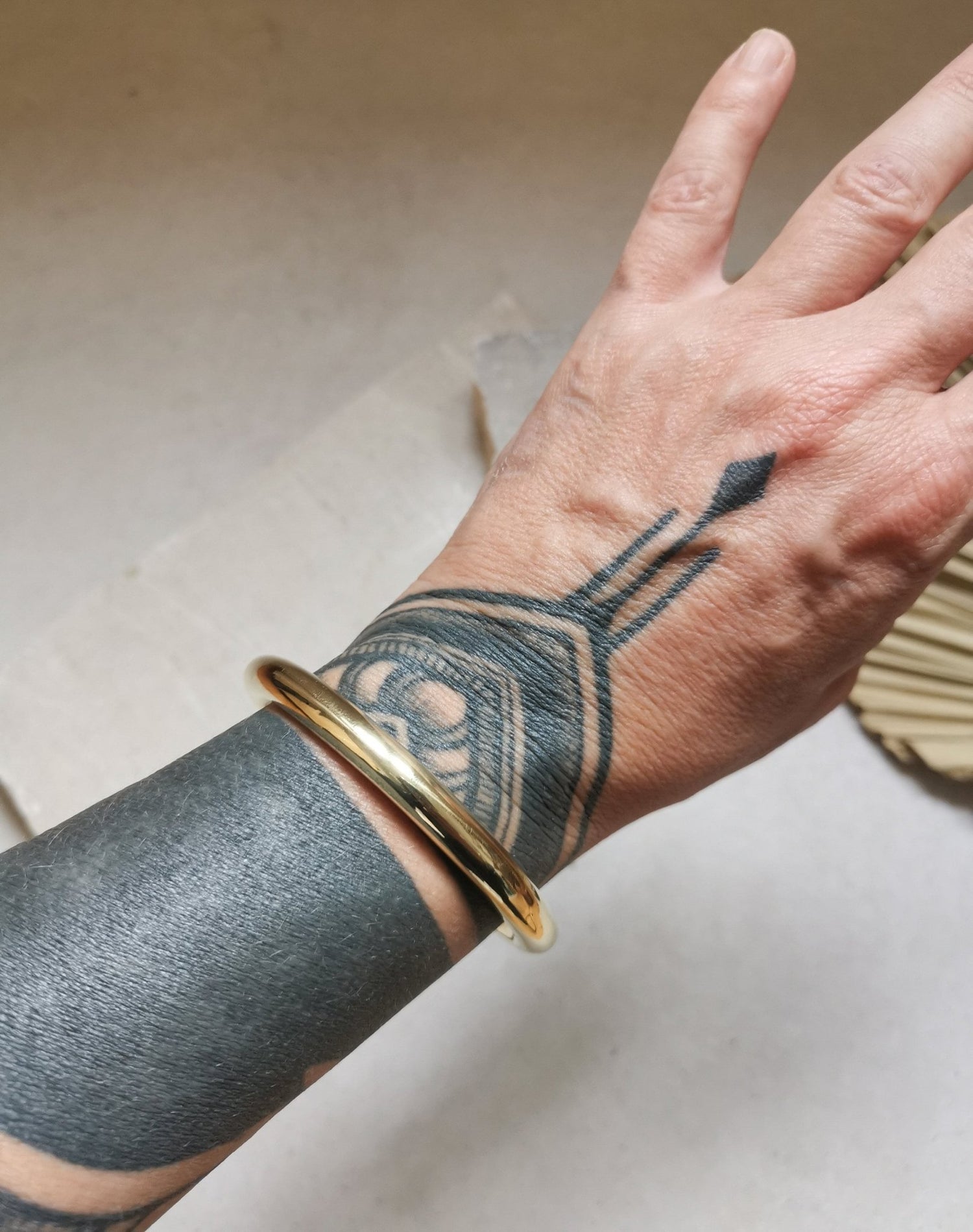 Armband aus goldenem Messing, Statement Armband, breiter Armreif, Tribal goldener Armreif, minimalistischer schlichter Armreif - CocosyBerlin