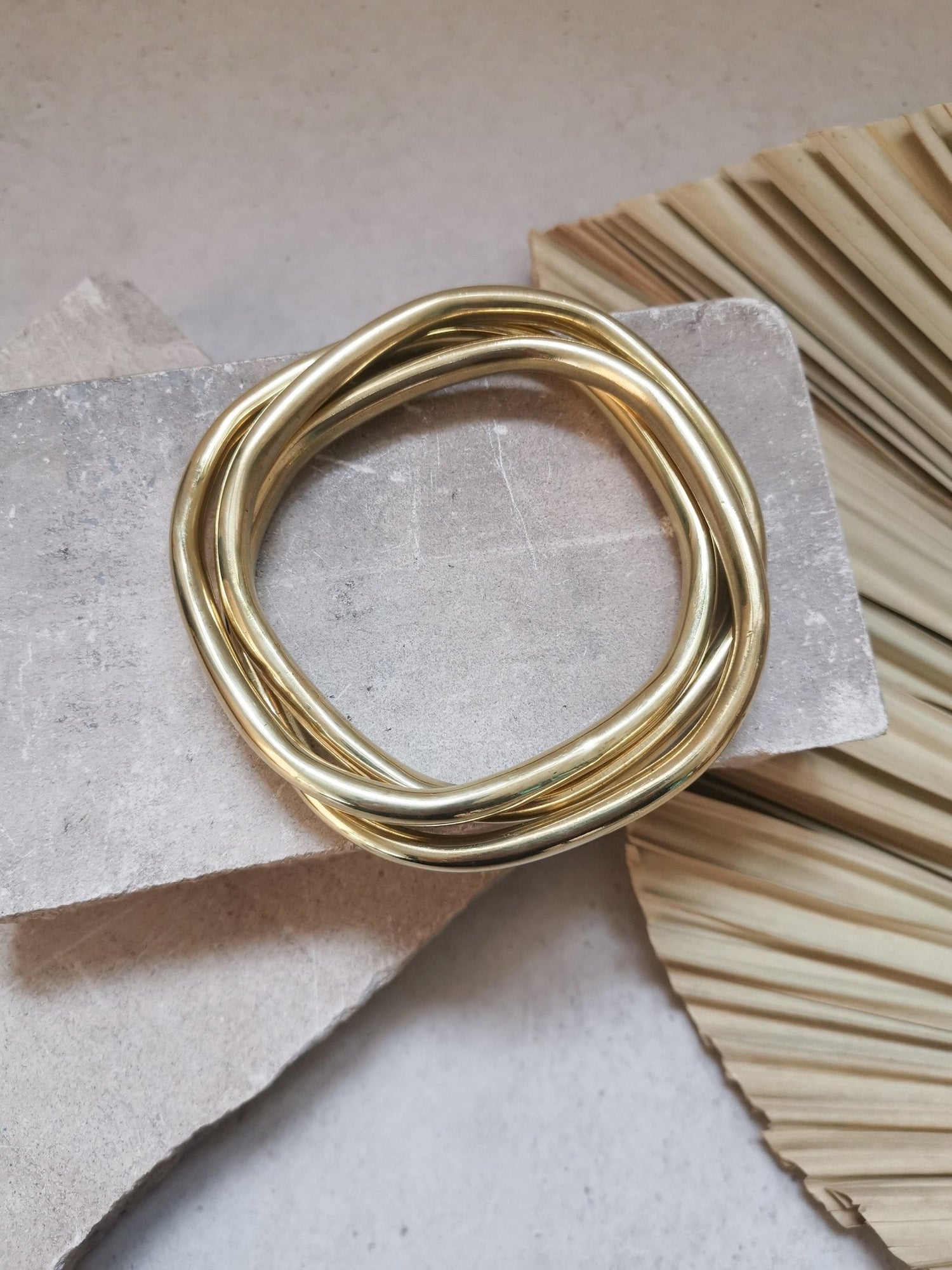 Chunky Armband aus goldenem Messing, Quadrat Statement Armband, breite Armreifen, Tribal goldener Armreif aus 3 Reifen, Trio Armband - CocosyBerlin