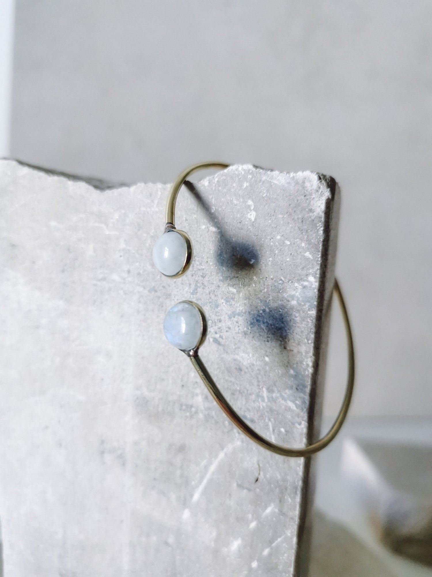 Armreif mit Mondstein aus goldenem Messing, Armreif Mondstein Gold, Boho Armreif mit Edelstein - CocosyBerlin