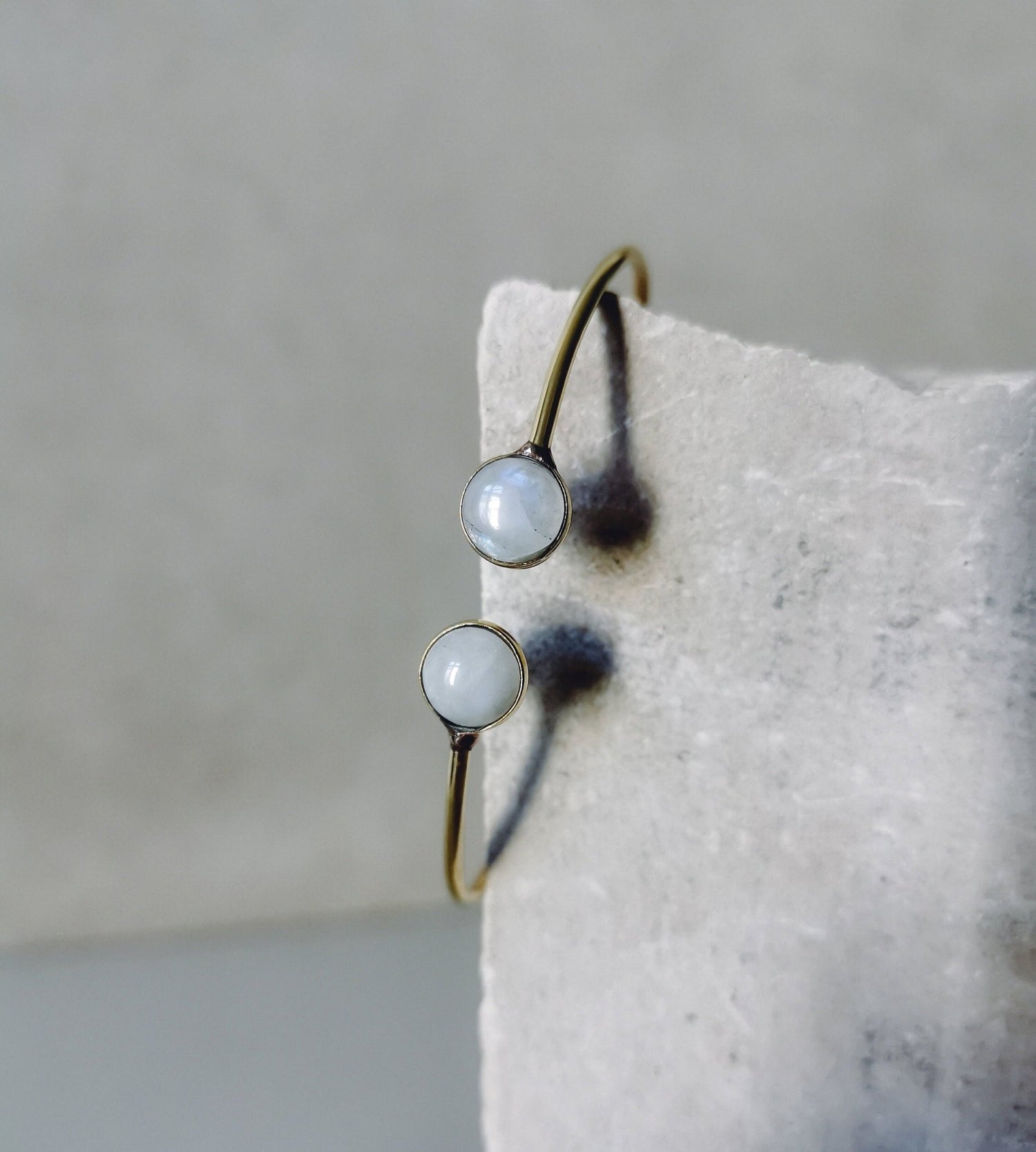 Armreif mit Mondstein aus goldenem Messing, Armreif Mondstein Gold, Boho Armreif mit Edelstein - CocosyBerlin