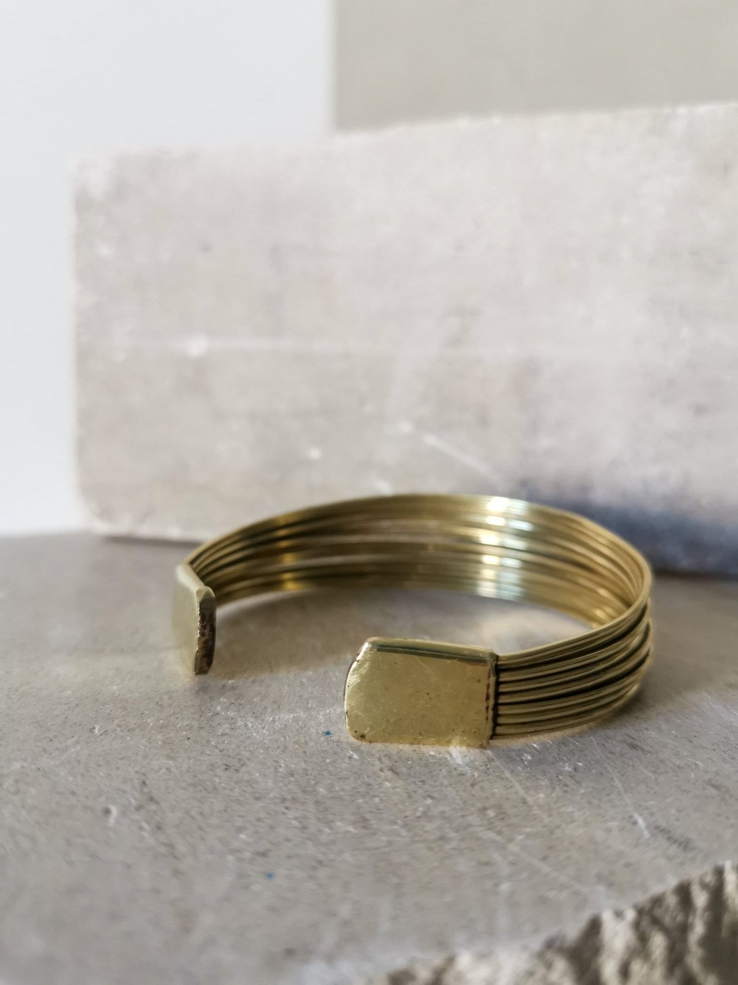 Armreif aus Messing, Verstellbarer mehrreihiger Armreif, schlichter goldener Armreif - CocosyBerlin