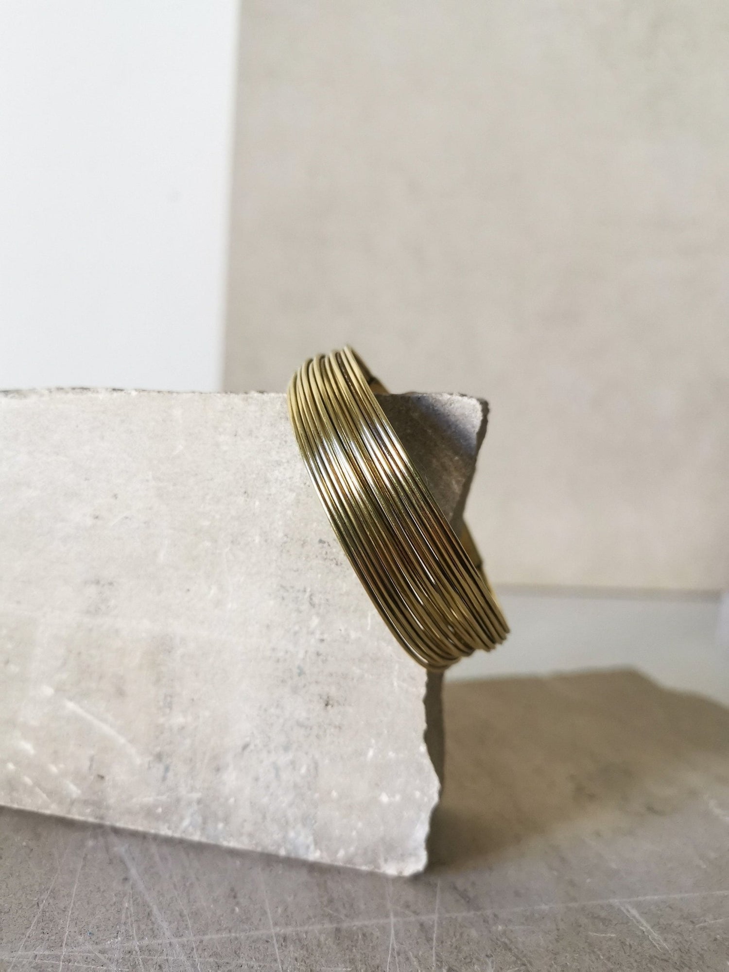 Armreif aus Messing, Verstellbarer mehrreihiger Armreif, schlichter goldener Armreif - CocosyBerlin