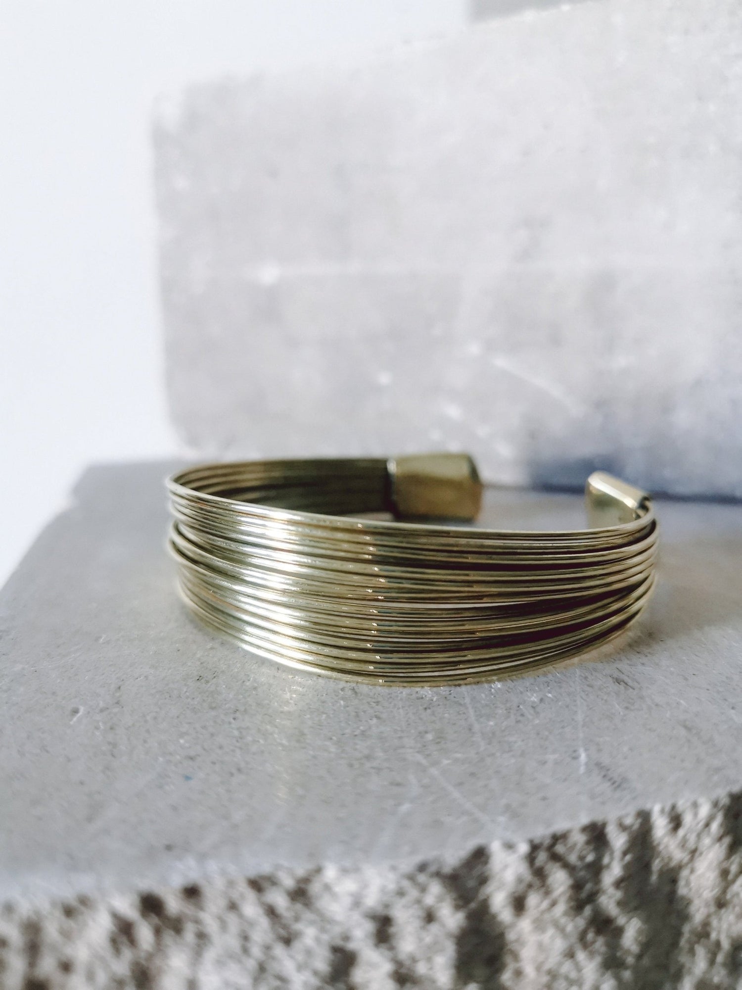 Armreif aus Messing, Verstellbarer mehrreihiger Armreif, schlichter goldener Armreif - CocosyBerlin