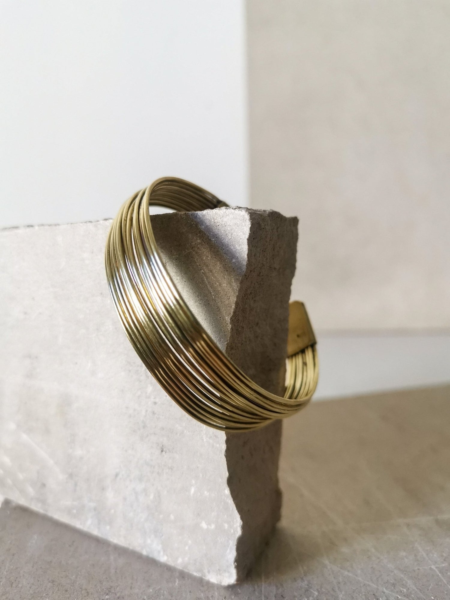 Armreif aus Messing, Verstellbarer mehrreihiger Armreif, schlichter goldener Armreif - CocosyBerlin