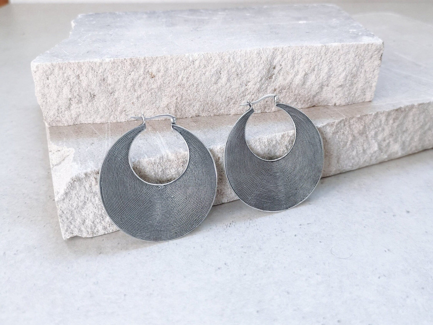 Statement massive Creolen aus Silber 925, Chunky Sterling Silber Ethno Scheiben Ohrringe 45 mm, Hippie Boho Ohrringe - CocosyBerlin