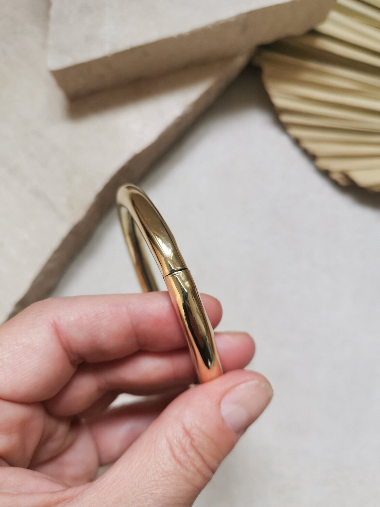 Armband aus goldenem Messing, Statement Armband, breiter Armreif, Tribal goldener Armreif, minimalistischer schlichter Armreif - CocosyBerlin