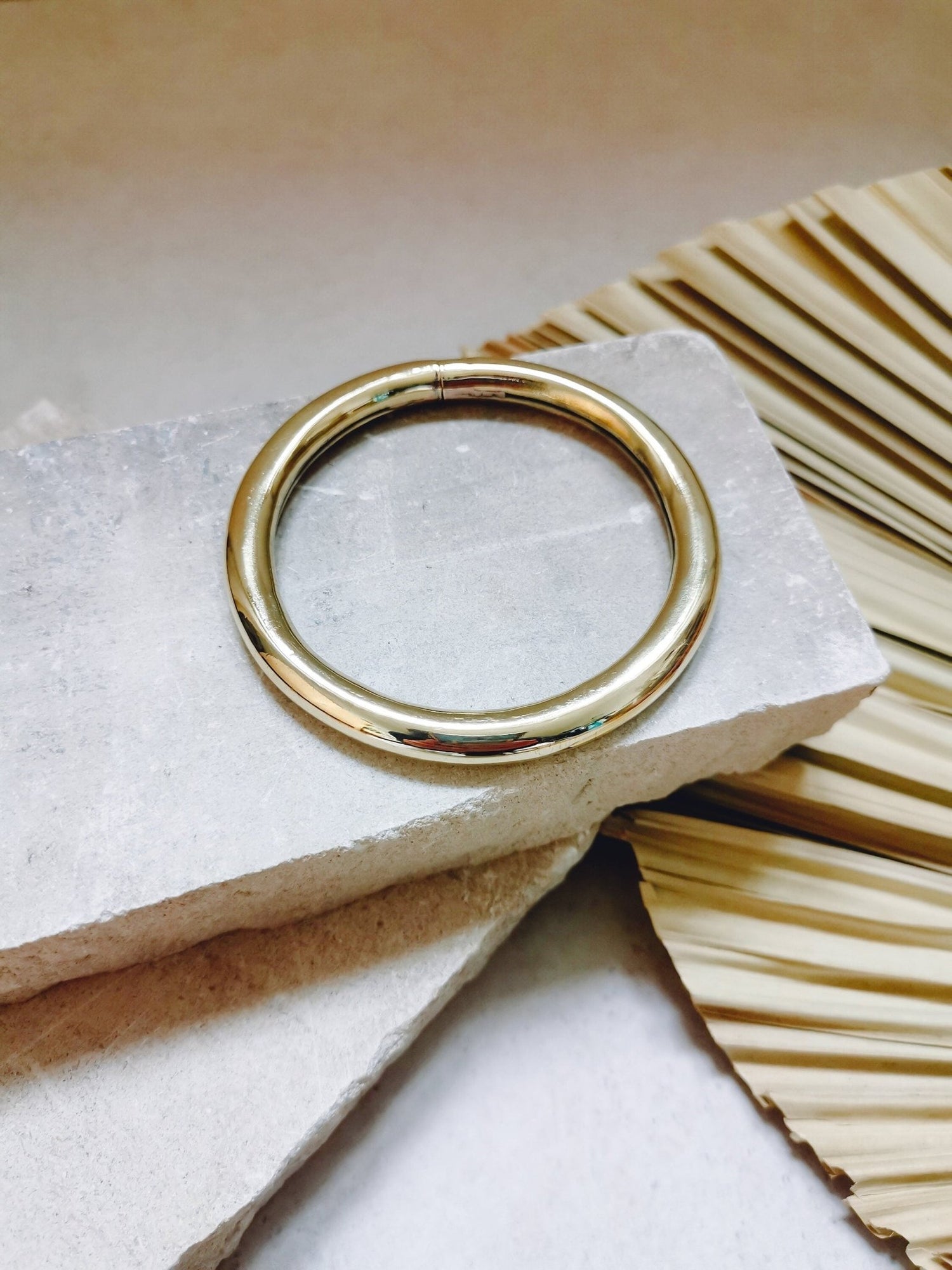 Armband aus goldenem Messing, Statement Armband, breiter Armreif, Tribal goldener Armreif, minimalistischer schlichter Armreif - CocosyBerlin