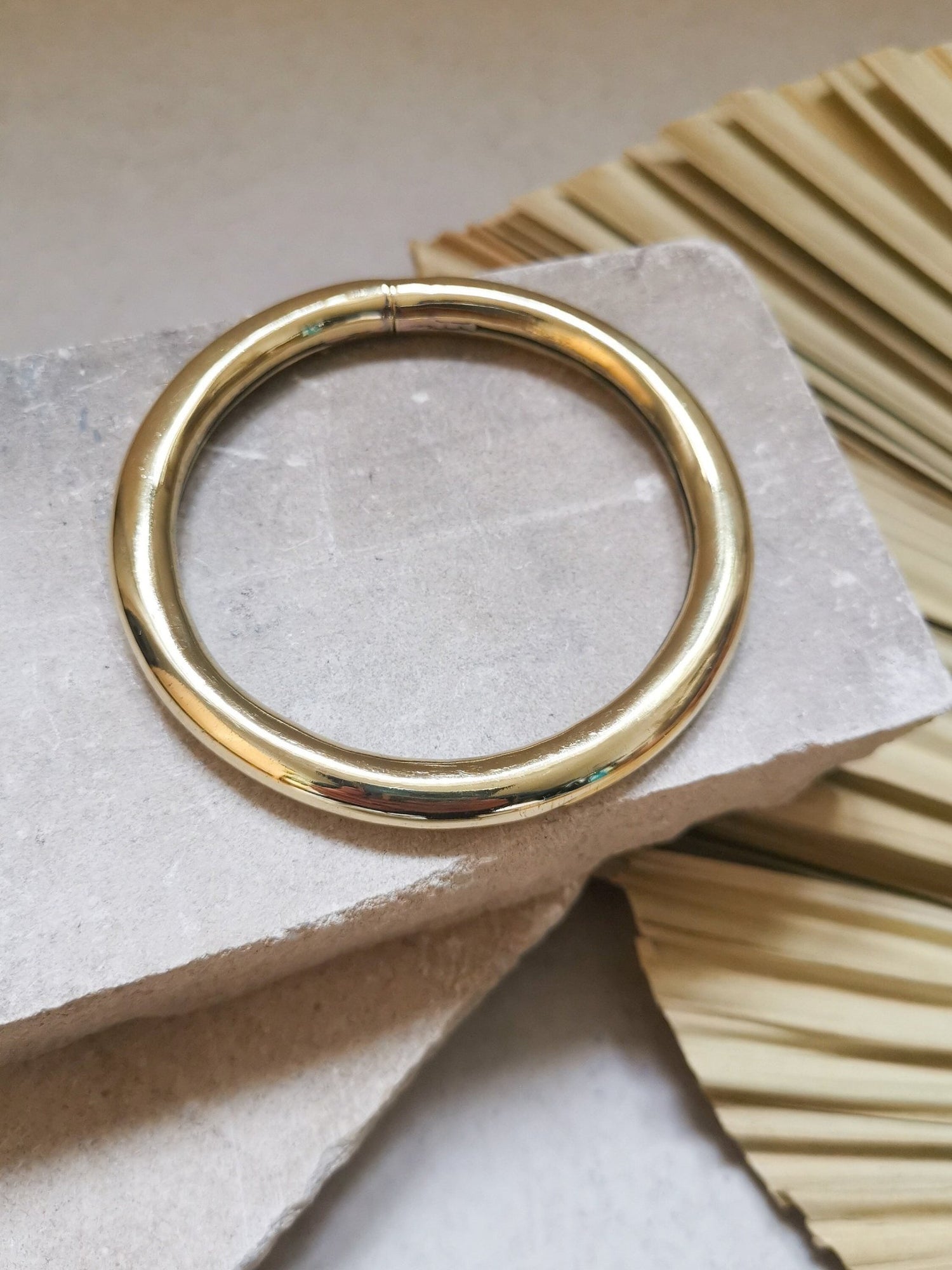 Armband aus goldenem Messing, Statement Armband, breiter Armreif, Tribal goldener Armreif, minimalistischer schlichter Armreif - CocosyBerlin