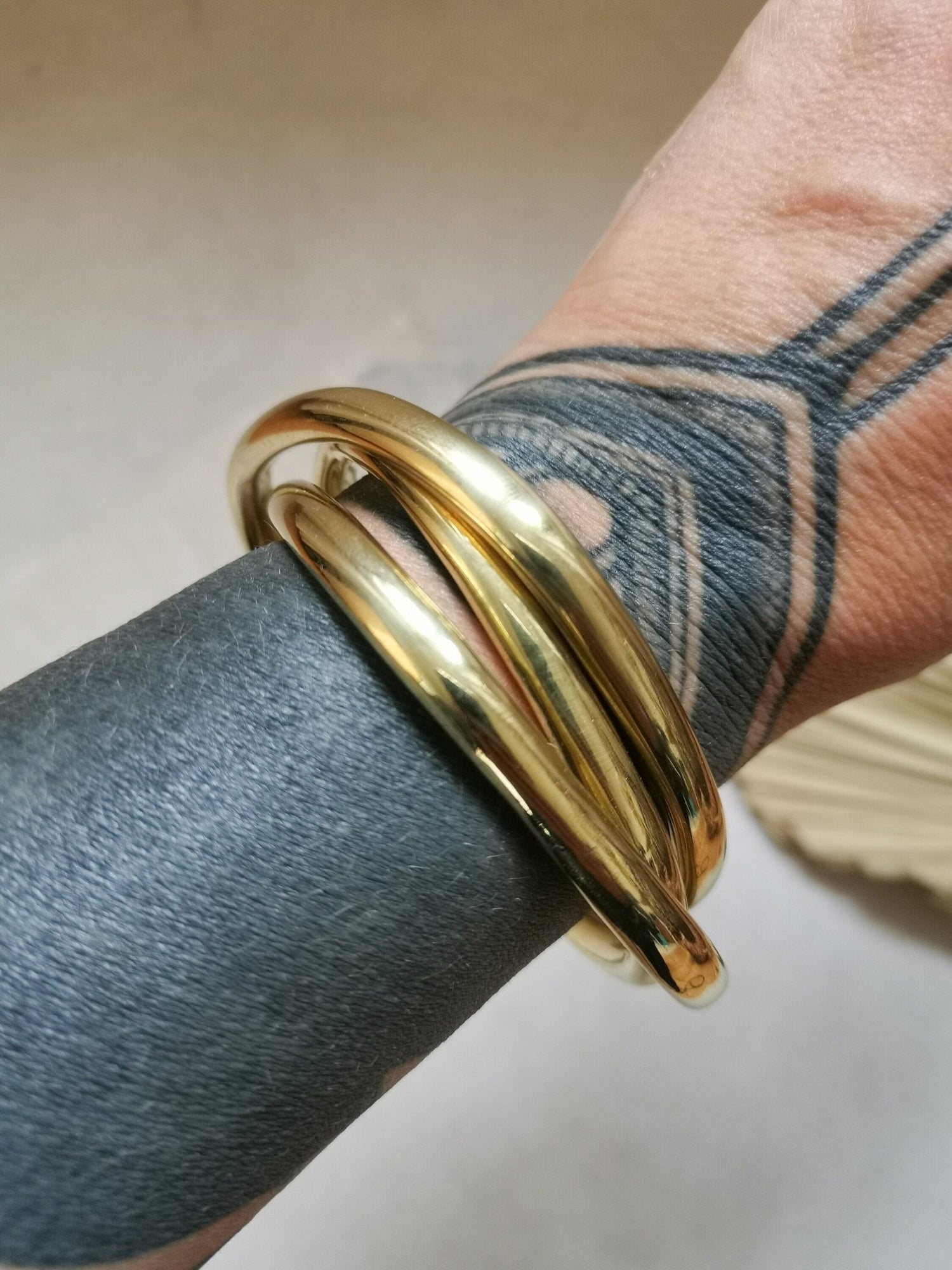 Chunky Armband aus goldenem Messing, Quadrat Statement Armband, breite Armreifen, Tribal goldener Armreif aus 3 Reifen, Trio Armband - CocosyBerlin