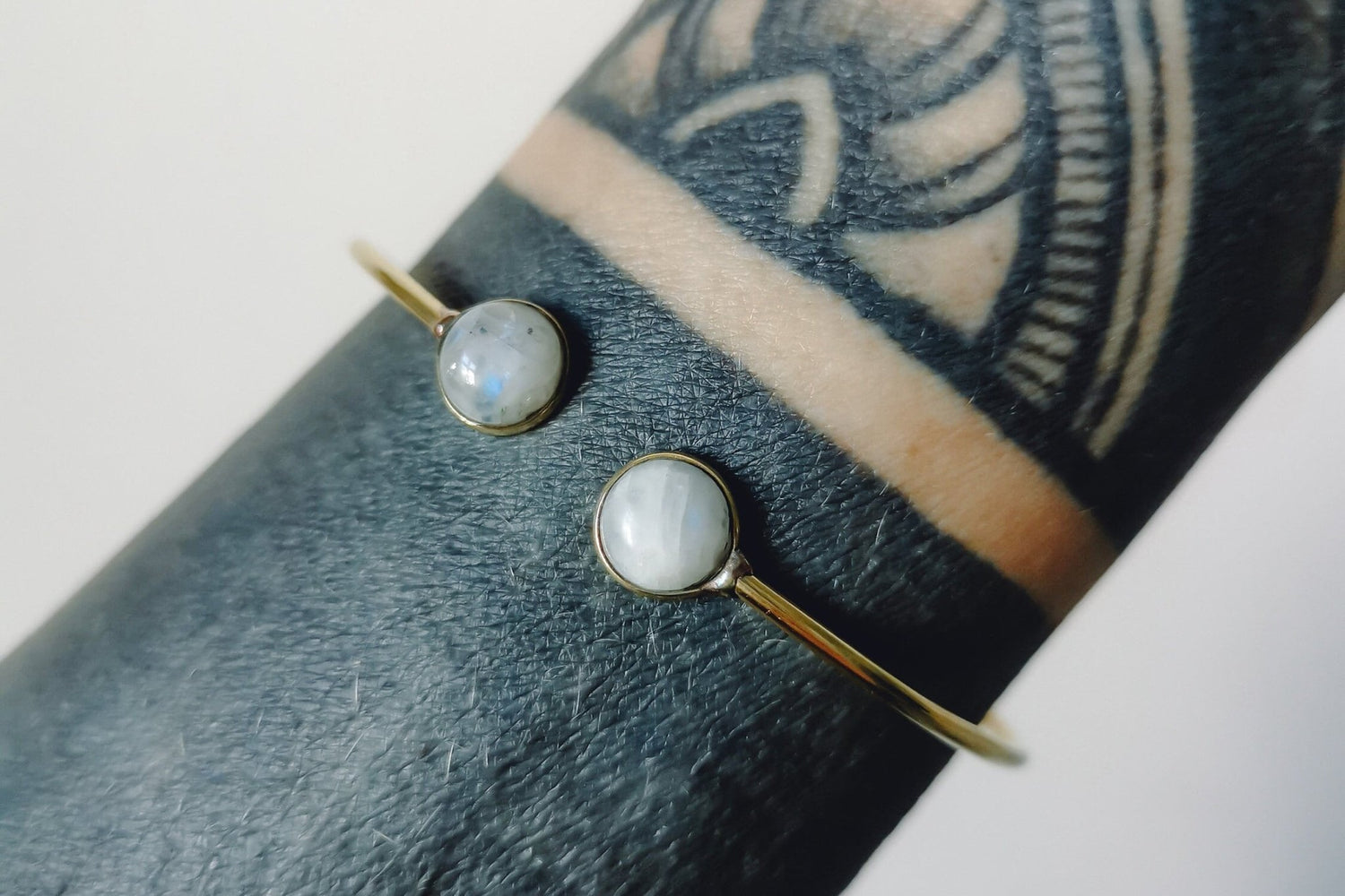 Armreif mit Mondstein aus goldenem Messing, Armreif Mondstein Gold, Boho Armreif mit Edelstein - CocosyBerlin