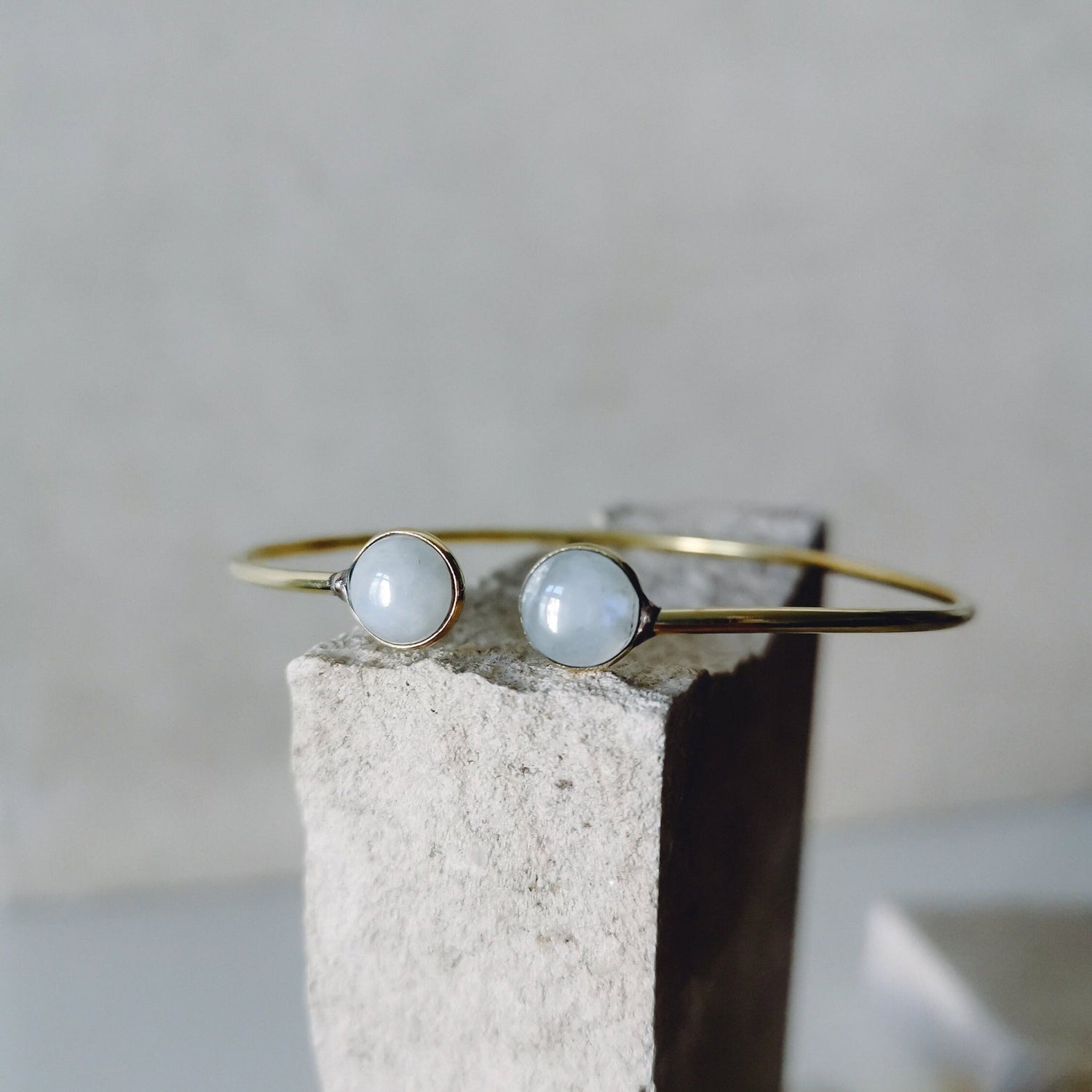 Armreif mit Mondstein aus goldenem Messing, Armreif Mondstein Gold, Boho Armreif mit Edelstein - CocosyBerlin