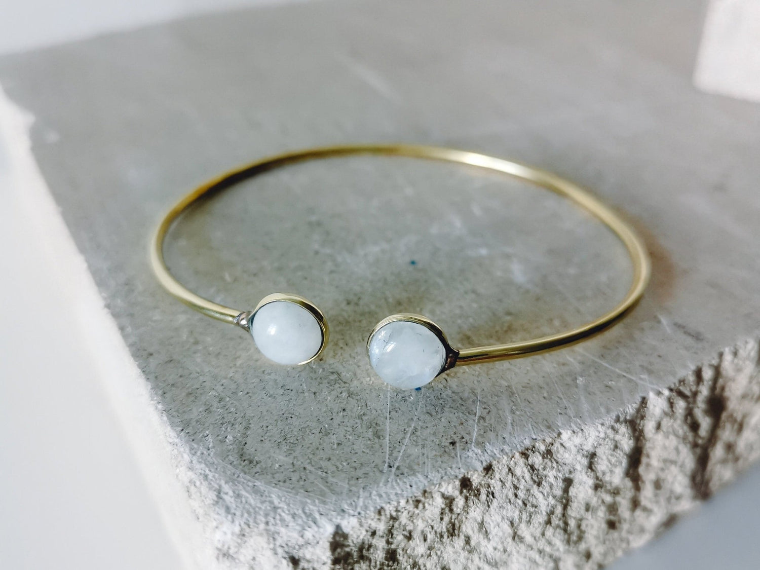 Armreif mit Mondstein aus goldenem Messing, Armreif Mondstein Gold, Boho Armreif mit Edelstein - CocosyBerlin