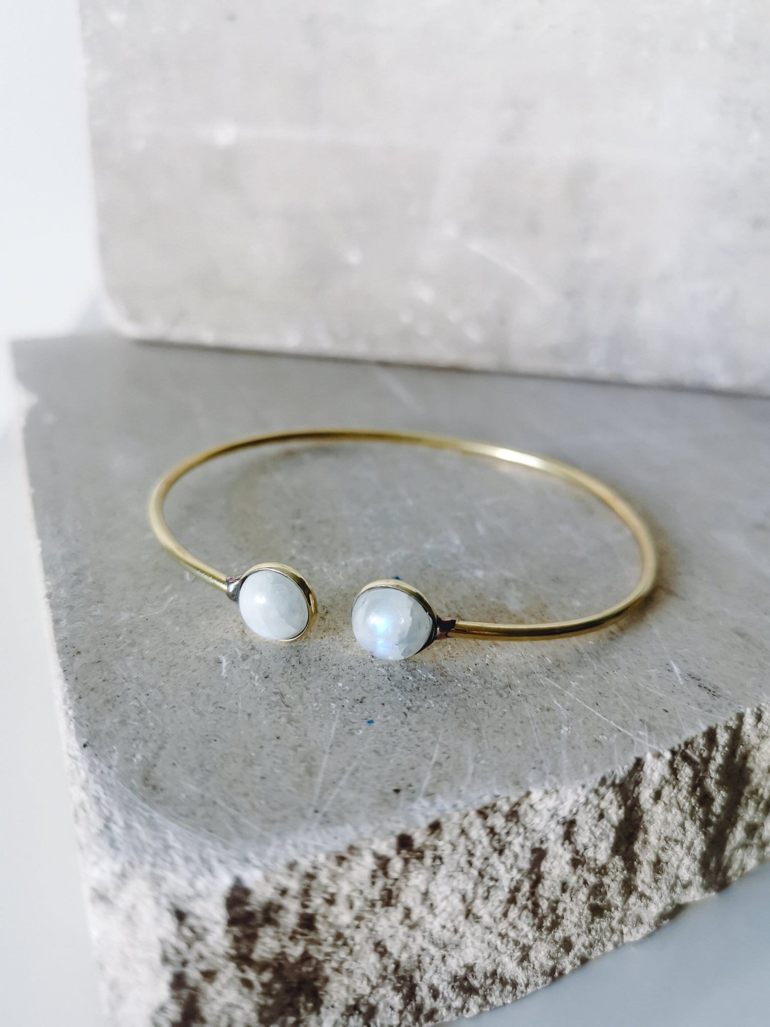 Armreif mit Mondstein aus goldenem Messing, Armreif Mondstein Gold, Boho Armreif mit Edelstein - CocosyBerlin