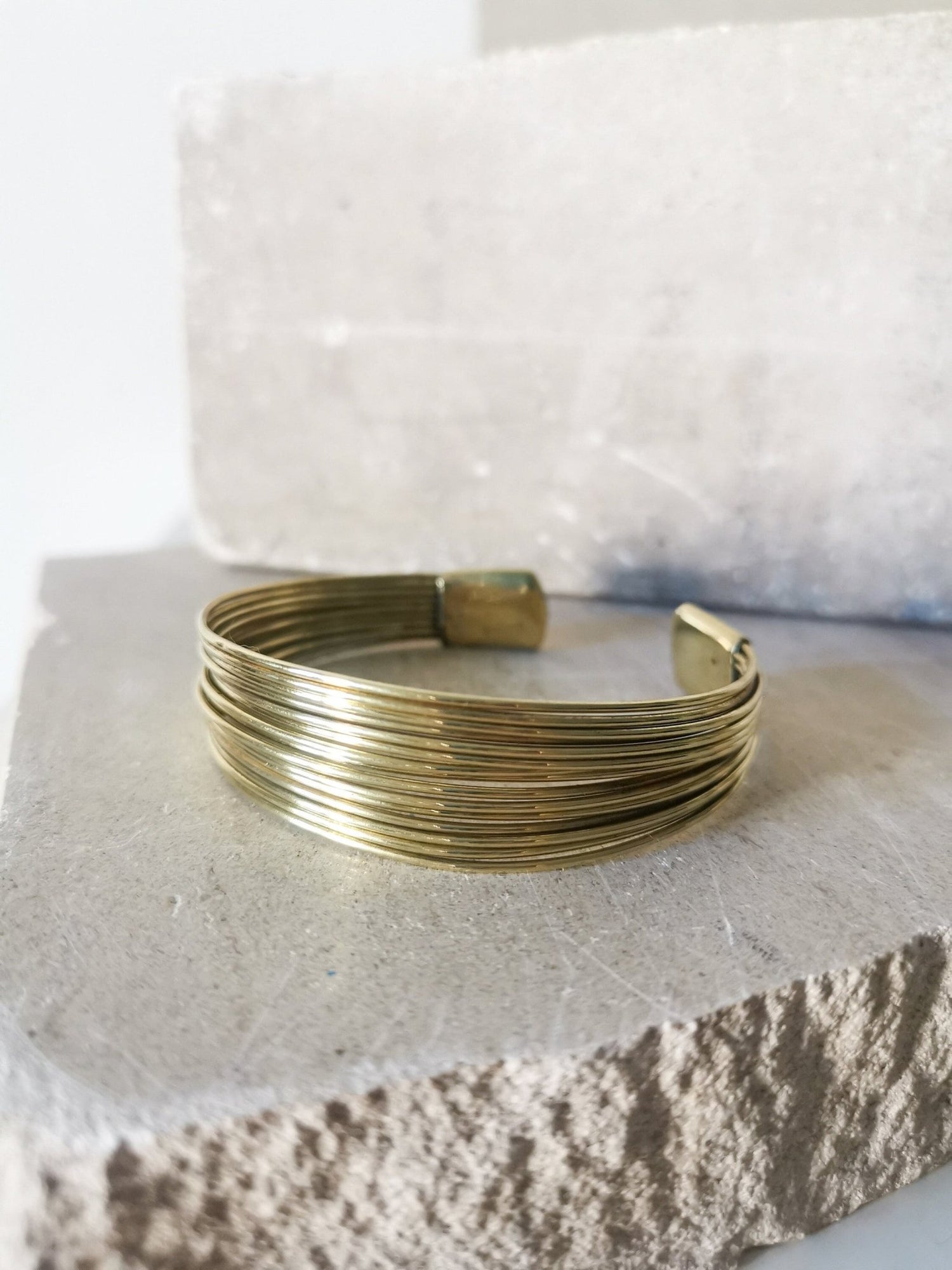 Armreif aus Messing, Verstellbarer mehrreihiger Armreif, schlichter goldener Armreif - CocosyBerlin