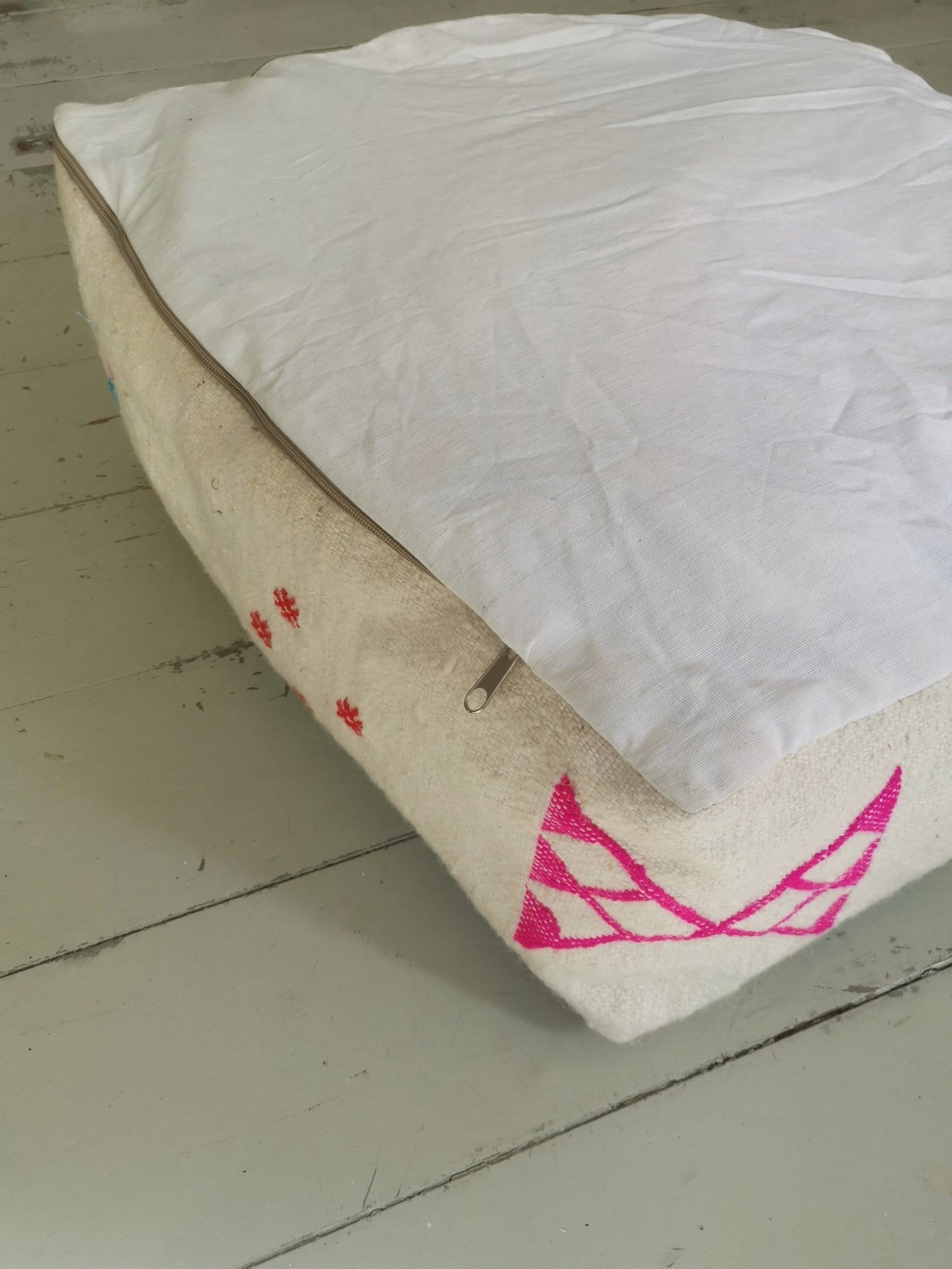 Marokkanischer Pouf, Beni Ourain Bodenkissen, Bunte geometrische Muster, Boho Sitzkissen Meditationskissen aus Wolle, Handarbeit - CocosyBerlin