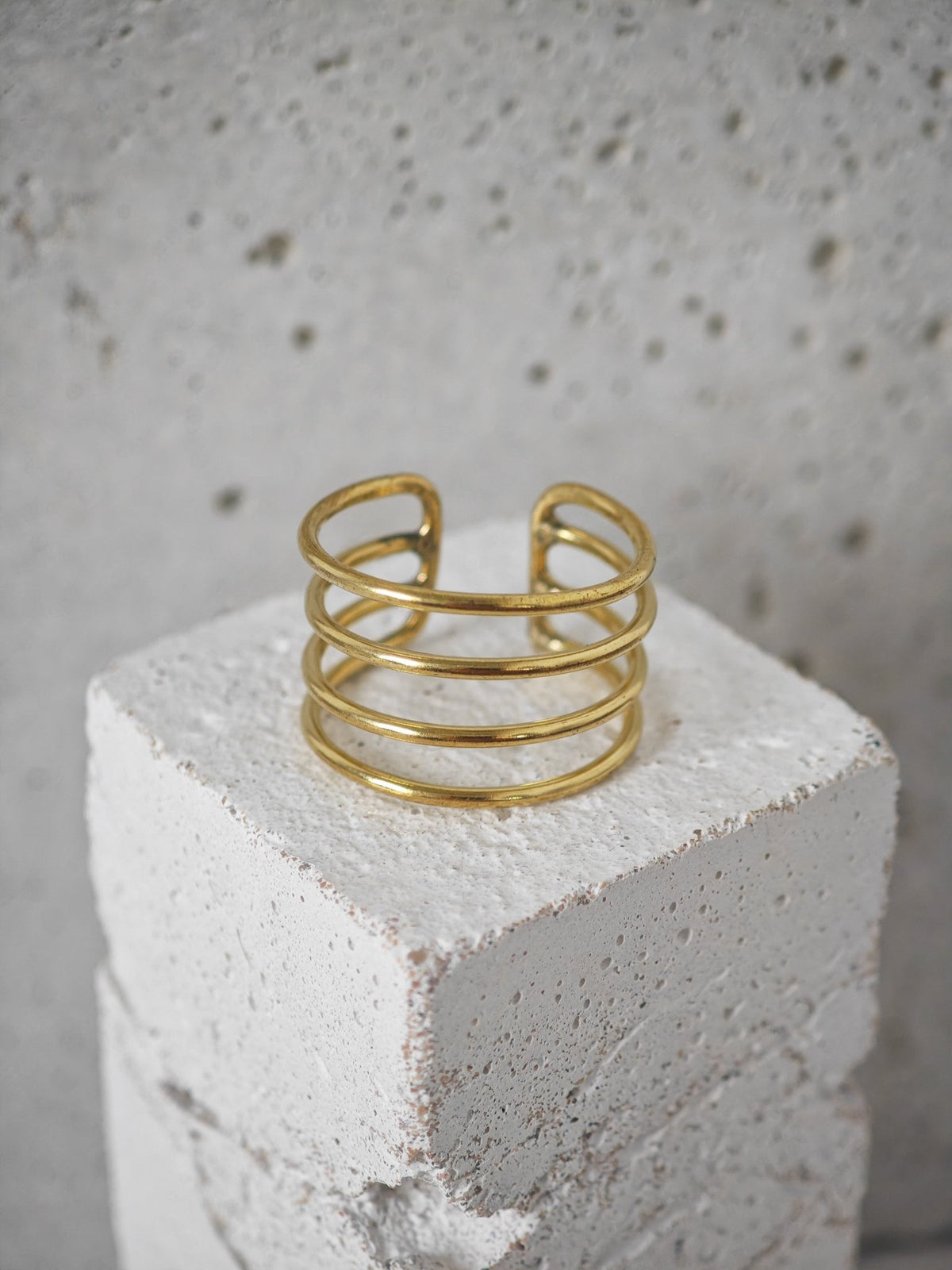 Goldener Spiralring aus Messing, Statement Wrap Ring, Cage Ring verstellbar, Y2K Schmuck - CocosyBerlin
