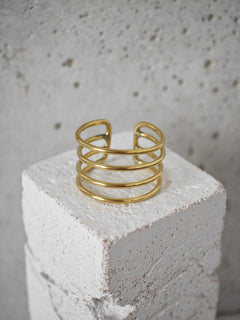 Goldener Spiralring aus Messing, Statement Wrap Ring, Cage Ring verstellbar, Y2K Schmuck - CocosyBerlin