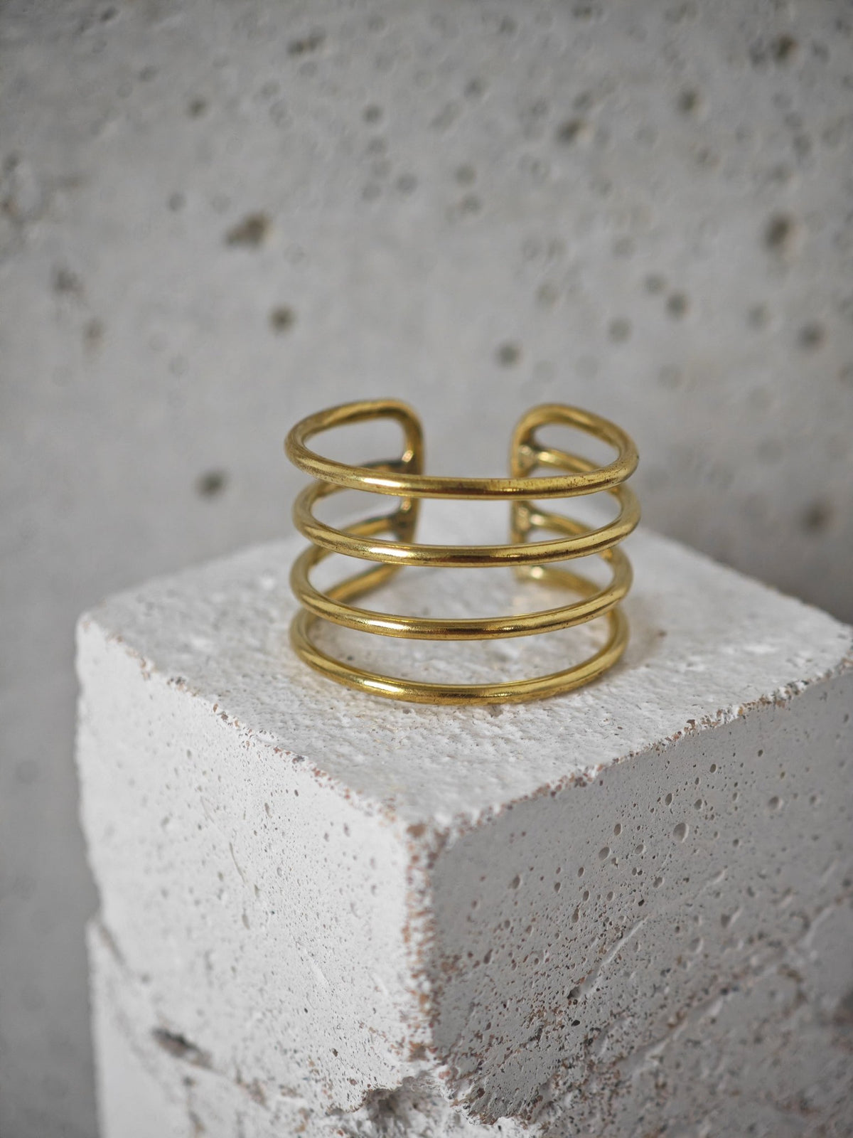 Goldener Spiralring aus Messing, Statement Wrap Ring, Cage Ring verstellbar, Y2K Schmuck - CocosyBerlin