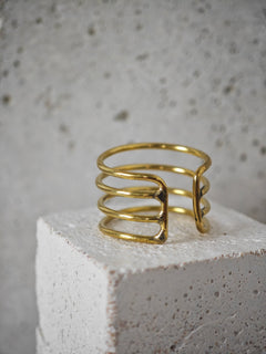 Goldener Spiralring aus Messing, Statement Wrap Ring, Cage Ring verstellbar, Y2K Schmuck - CocosyBerlin