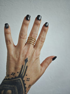 Goldener Spiralring aus Messing, Statement Wrap Ring, Cage Ring verstellbar, Y2K Schmuck - CocosyBerlin