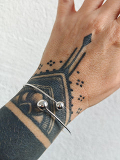 Silber Orbit Armreif aus 925 Silber, Minimalistischer Twist Armreif mit Silberkugeln - CocosyBerlin