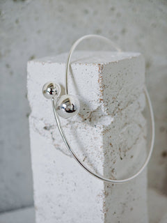Silber Orbit Armreif aus 925 Silber, Minimalistischer Twist Armreif mit Silberkugeln - CocosyBerlin