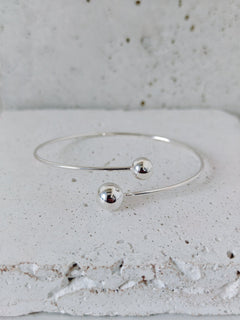Silber Orbit Armreif aus 925 Silber, Minimalistischer Twist Armreif mit Silberkugeln - CocosyBerlin