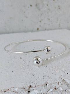Silber Orbit Armreif aus 925 Silber, Minimalistischer Twist Armreif mit Silberkugeln - CocosyBerlin