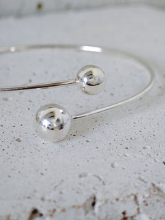 Silber Orbit Armreif aus 925 Silber, Minimalistischer Twist Armreif mit Silberkugeln - CocosyBerlin