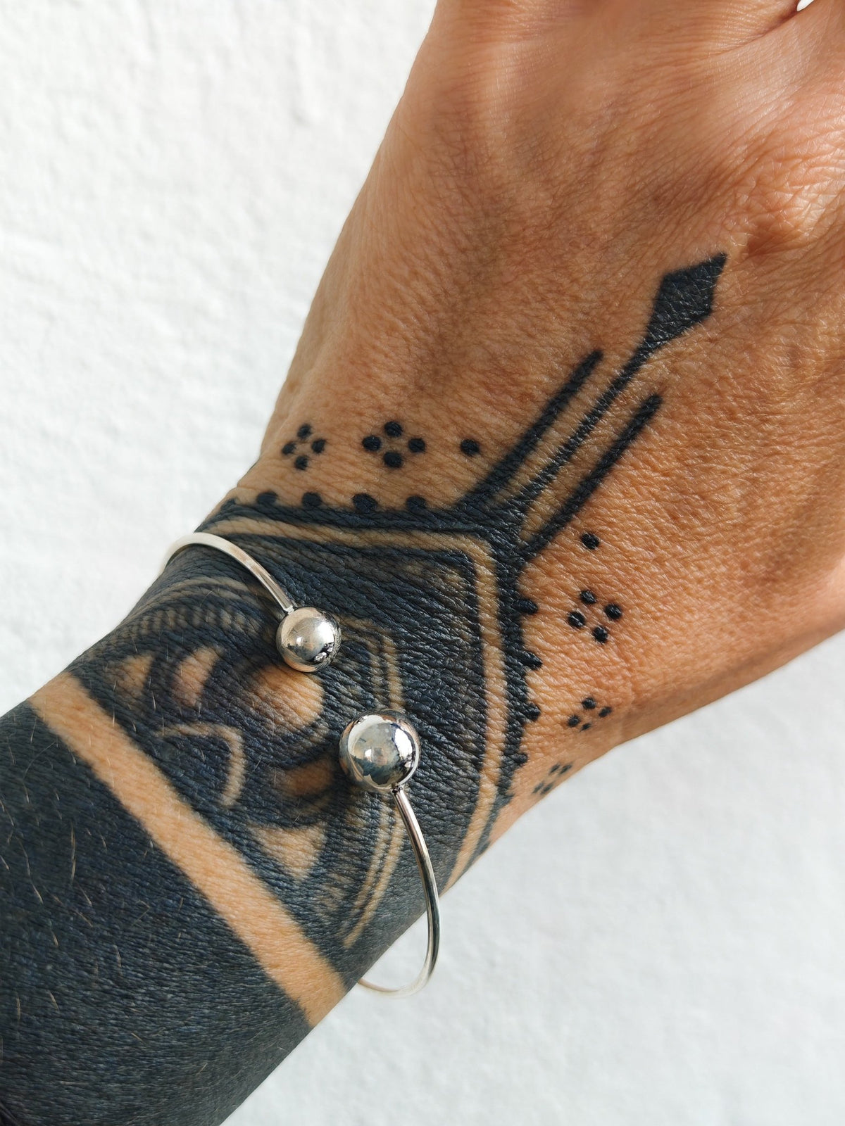 Offener Armreif aus 925 Silber mit zwei Kugeln, Minimalist Silver Sphere Bangle - CocosyBerlin