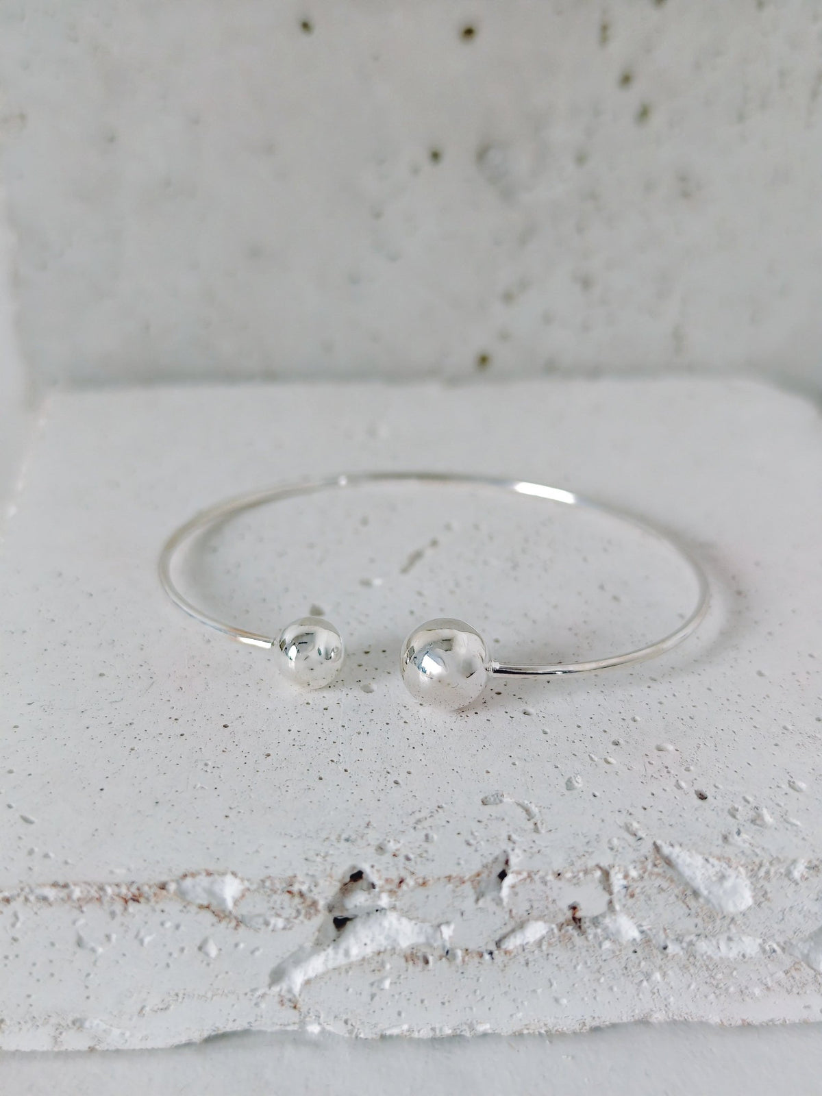 Offener Armreif aus 925 Silber mit zwei Kugeln, Minimalist Silver Sphere Bangle - CocosyBerlin