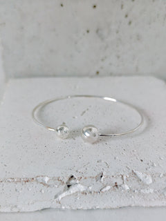 Offener Armreif aus 925 Silber mit zwei Kugeln, Minimalist Silver Sphere Bangle - CocosyBerlin