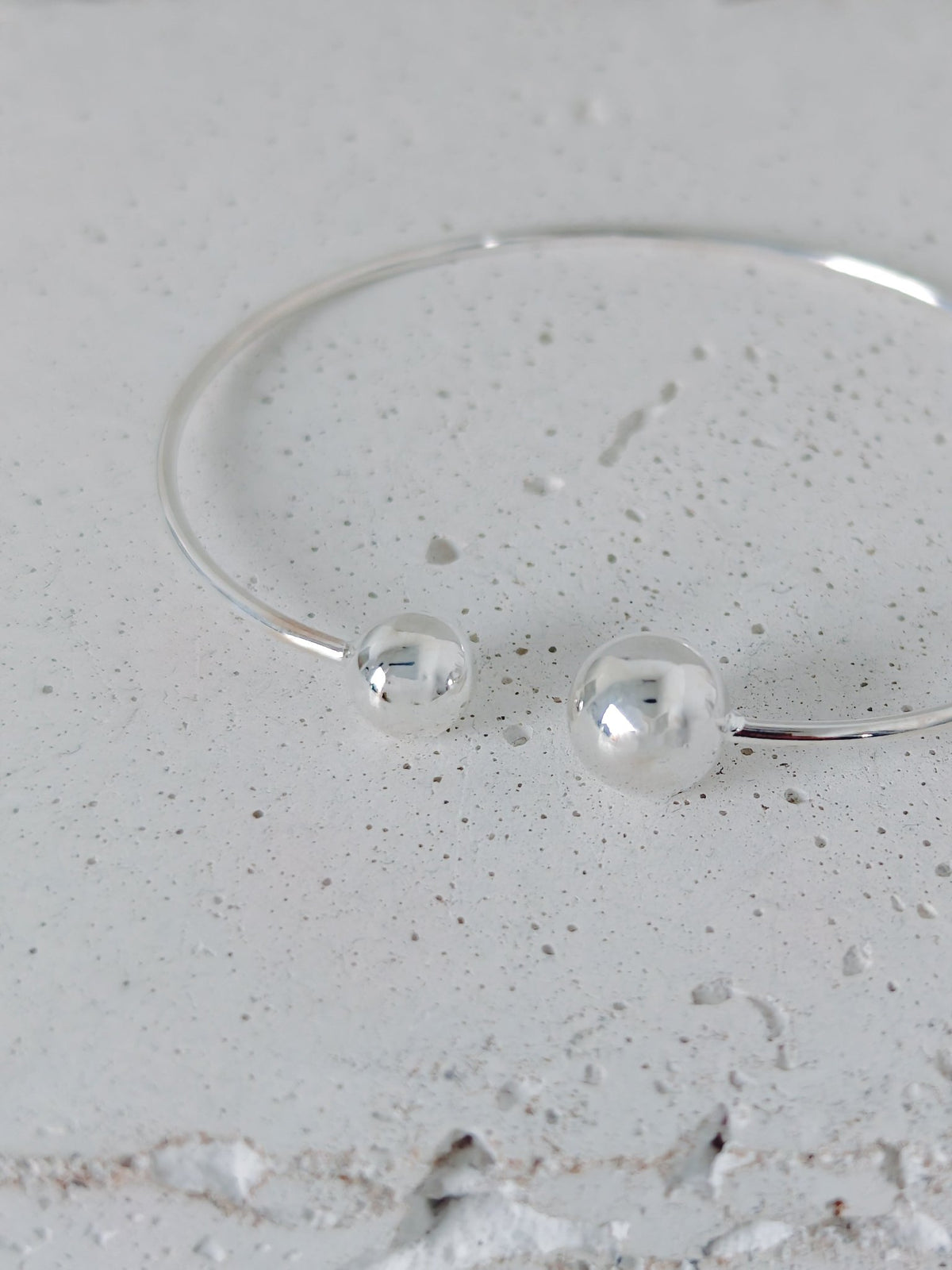 Offener Armreif aus 925 Silber mit zwei Kugeln, Minimalist Silver Sphere Bangle - CocosyBerlin
