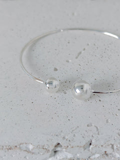 Offener Armreif aus 925 Silber mit zwei Kugeln, Minimalist Silver Sphere Bangle - CocosyBerlin