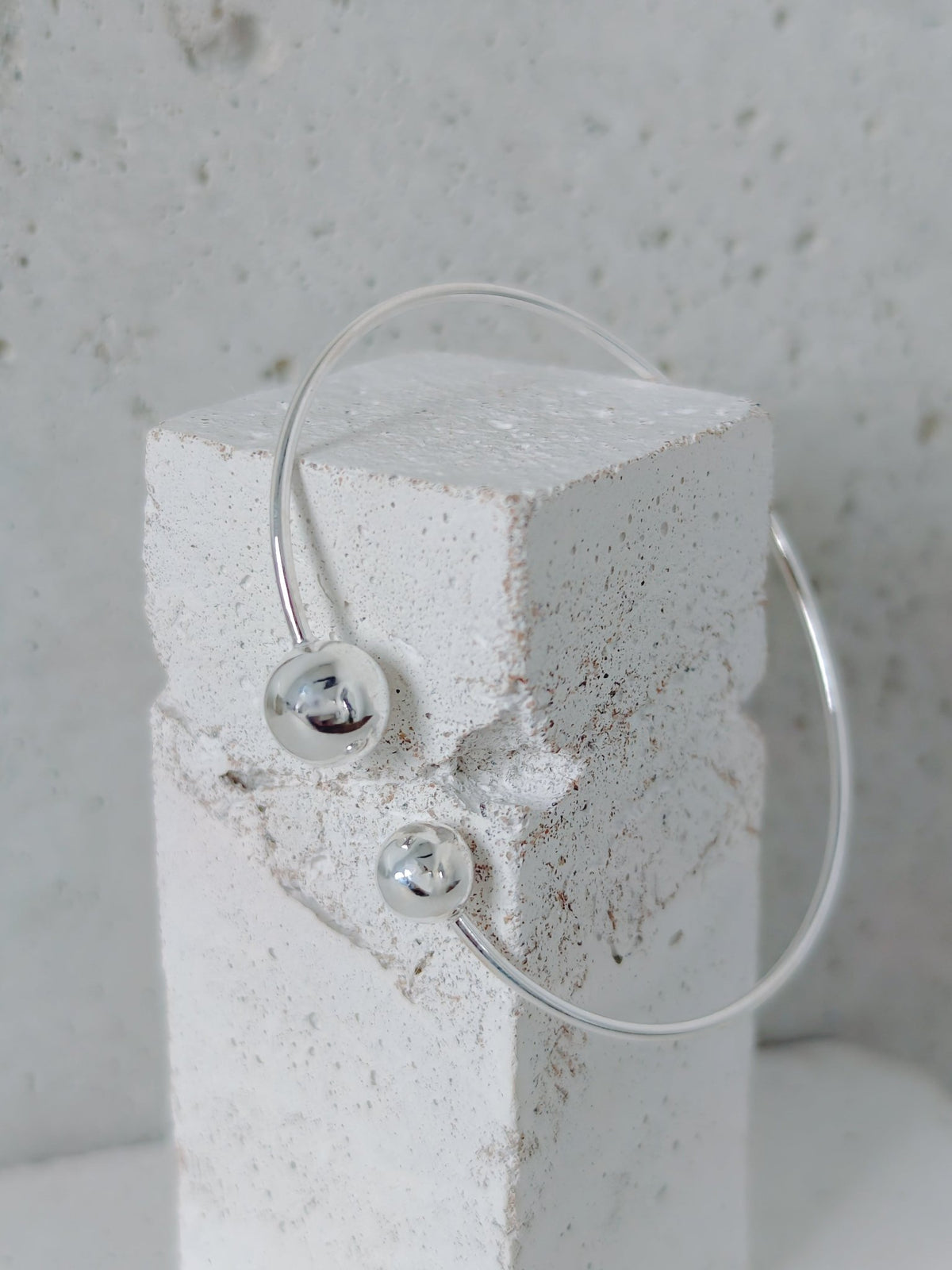 Offener Armreif aus 925 Silber mit zwei Kugeln, Minimalist Silver Sphere Bangle - CocosyBerlin